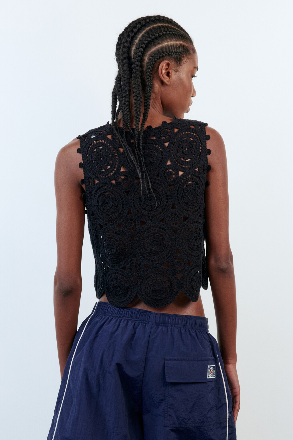 Жилет вязаный ажурный в стиле бохо - цвет черный - 5