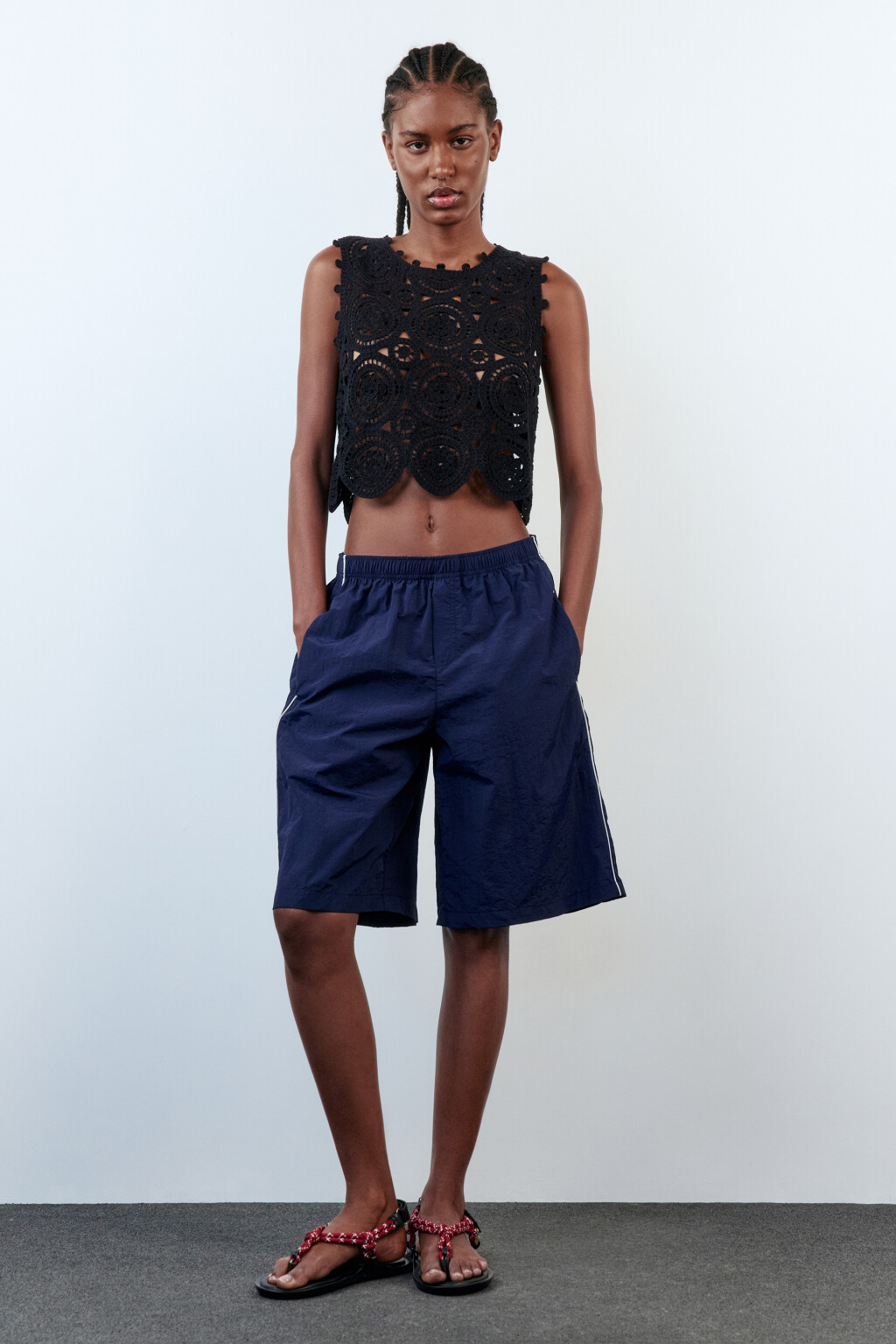 Жилет вязаный ажурный в стиле бохо - цвет черный - 6