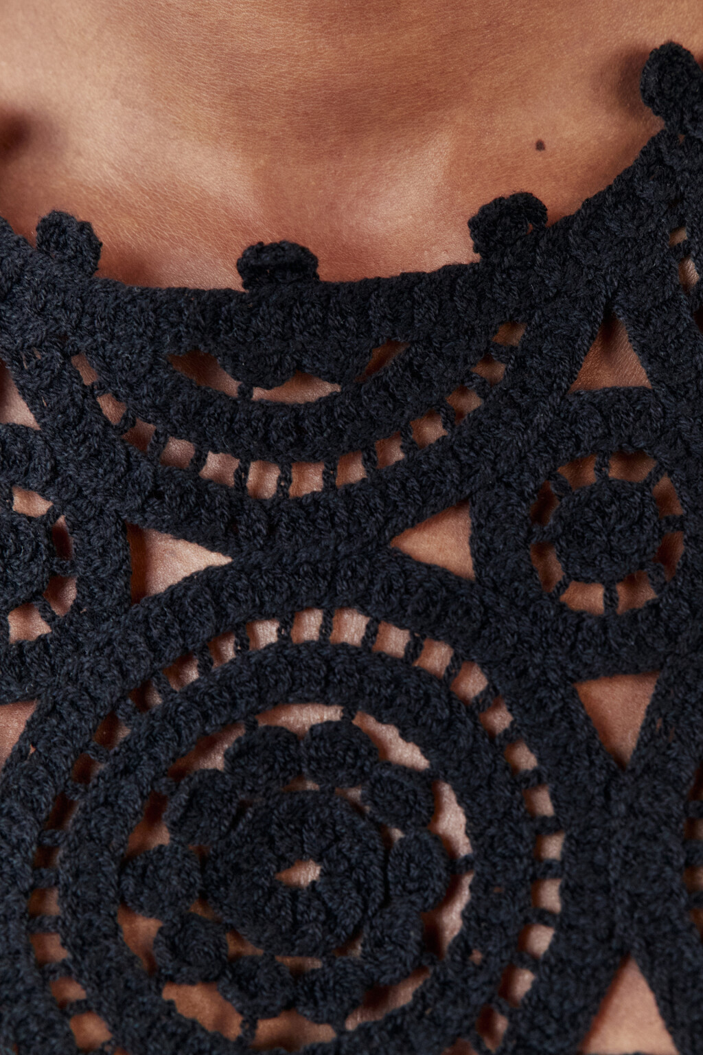 Жилет вязаный ажурный в стиле бохо - цвет черный - 7