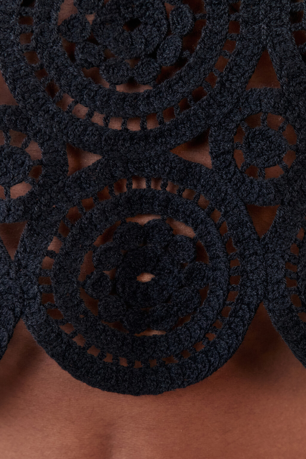 Жилет вязаный ажурный в стиле бохо - цвет черный - 8