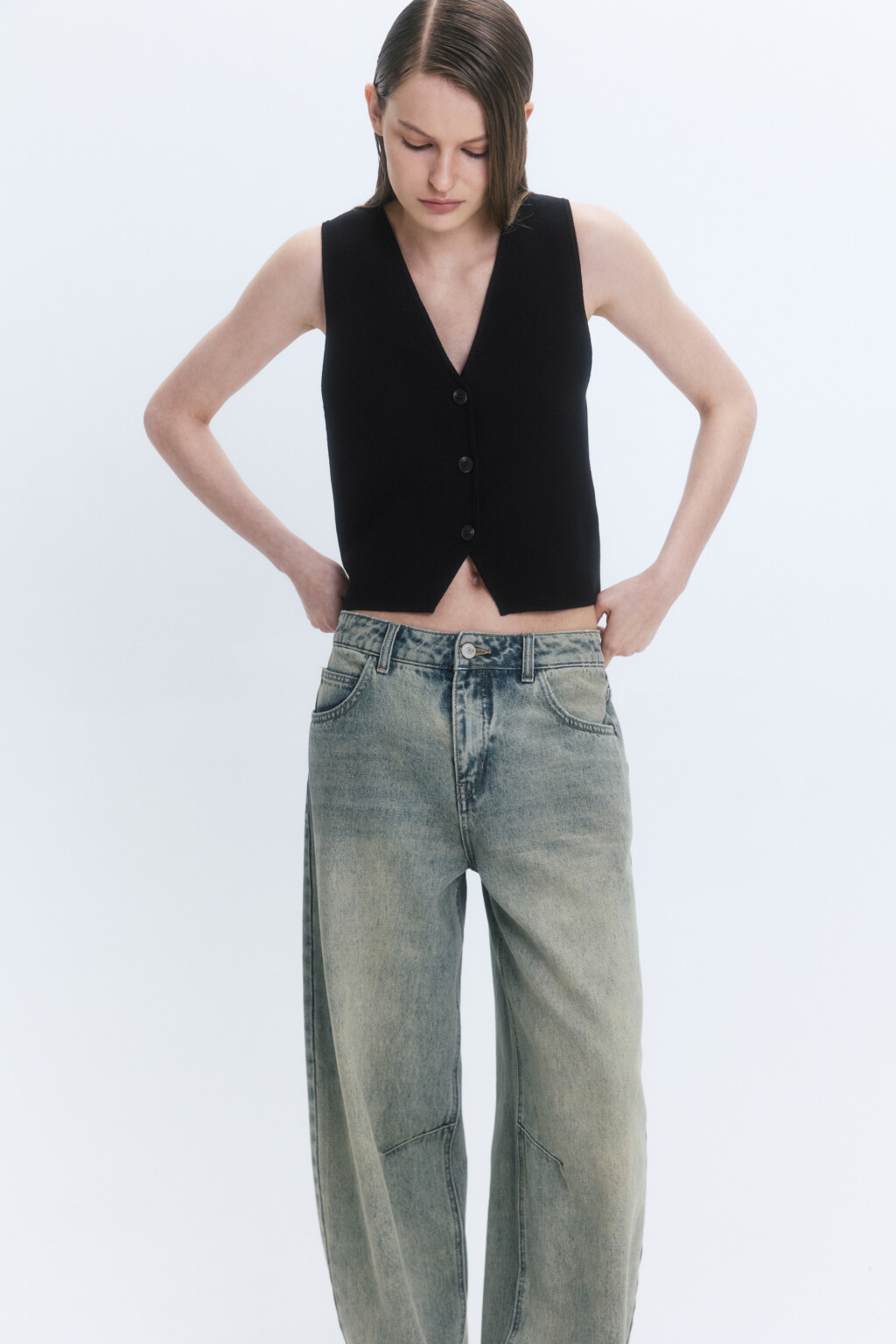 Жилет вязаный укороченный на пуговицах - цвет черный - 3