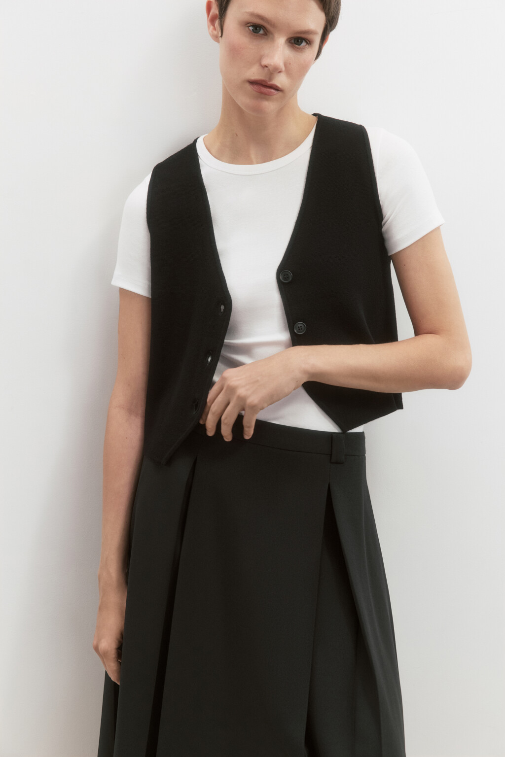 Жилет вязаный укороченный на пуговицах - цвет черный - 1