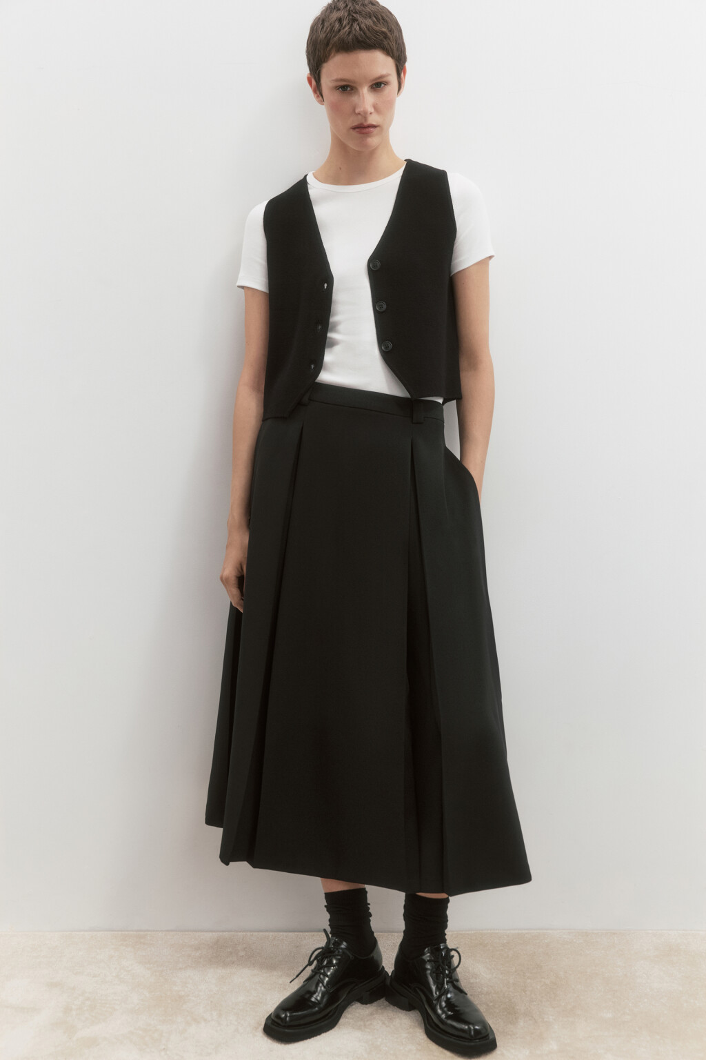 Жилет вязаный укороченный на пуговицах - цвет черный - 2