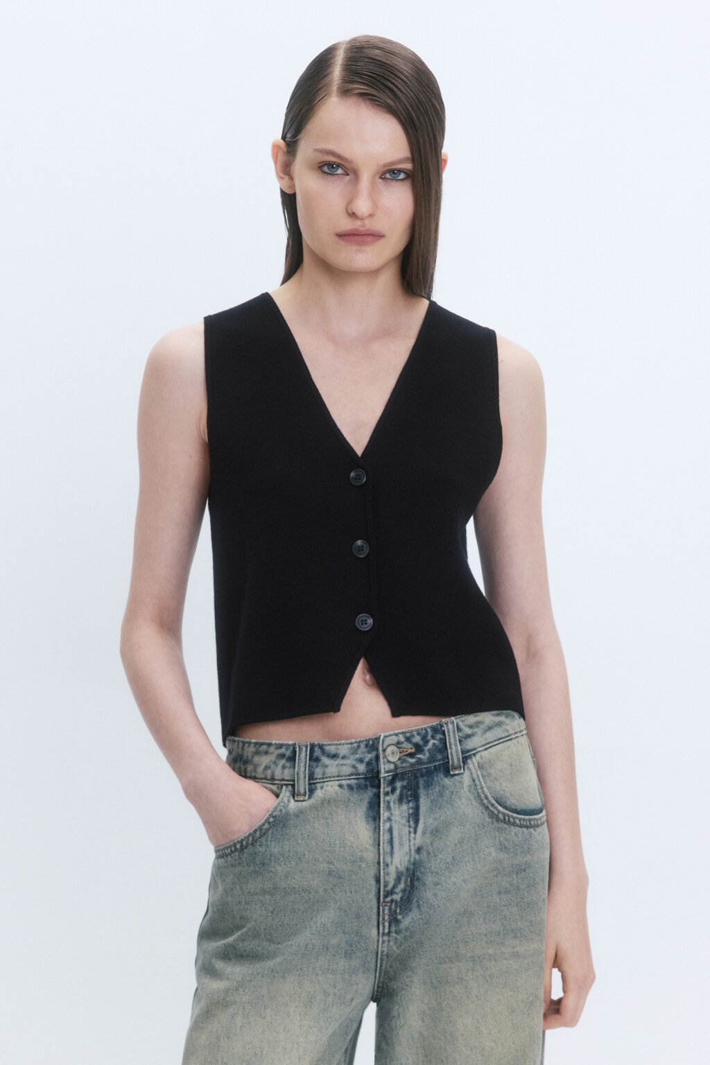 Жилет вязаный укороченный на пуговицах - цвет черный - 4