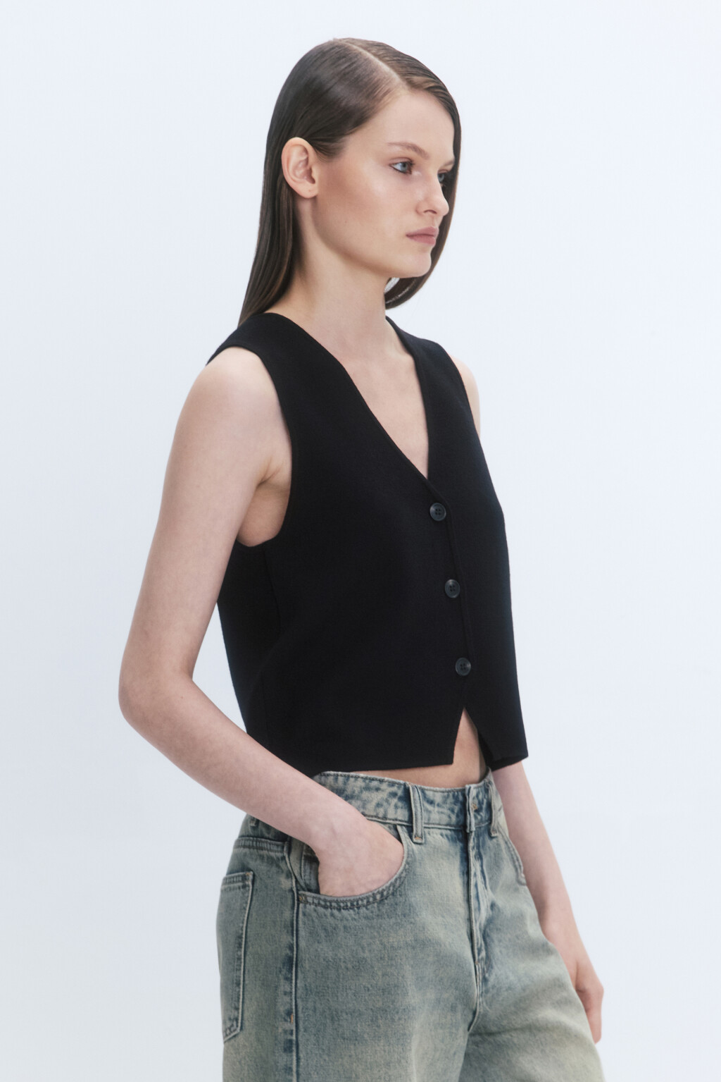 Жилет вязаный укороченный на пуговицах - цвет черный - 5