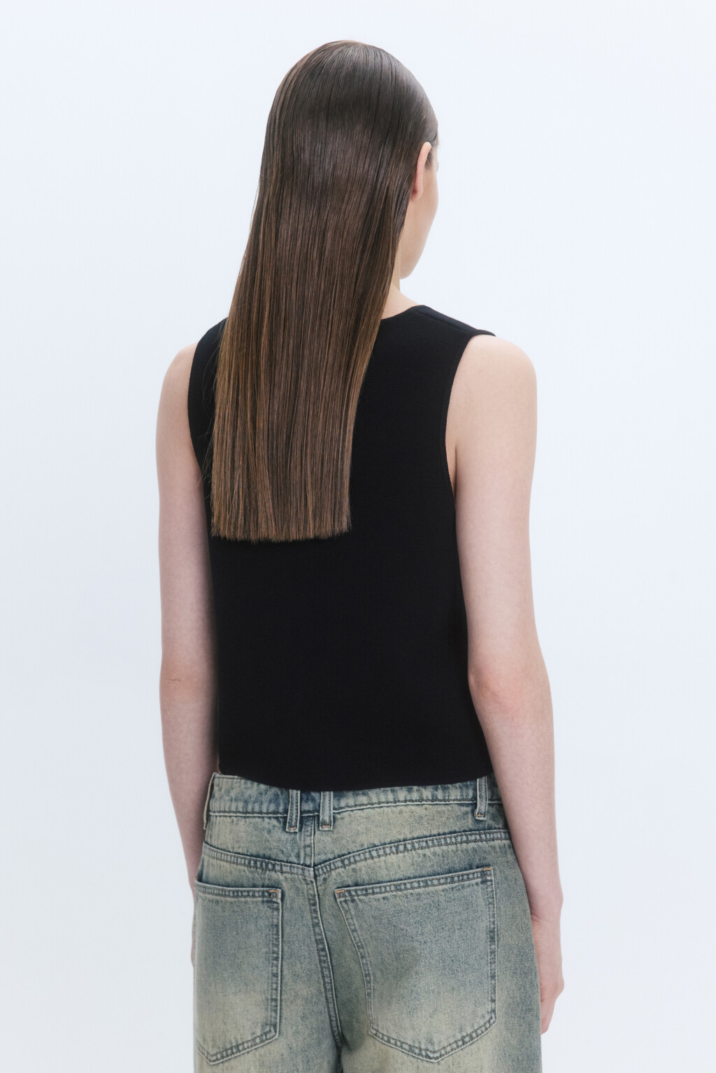 Жилет вязаный укороченный на пуговицах - цвет черный - 6