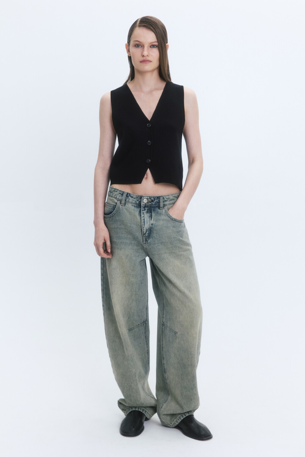 Жилет вязаный укороченный на пуговицах - цвет черный - 7