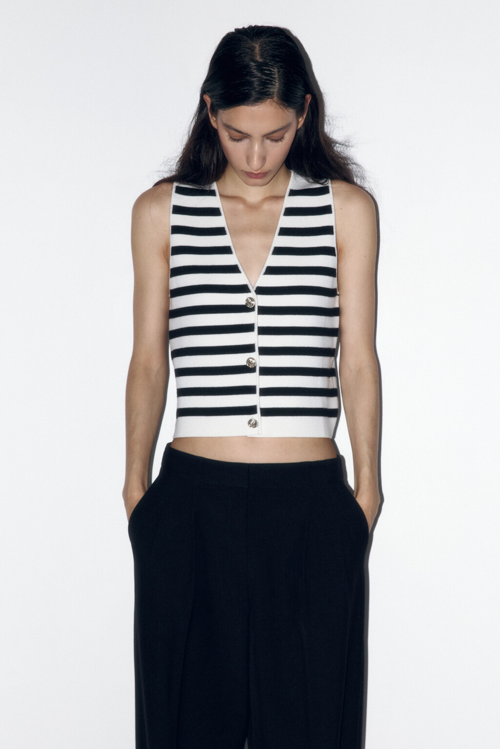 Жилет трикотажный укороченный на пуговицах - цвет белый - 2