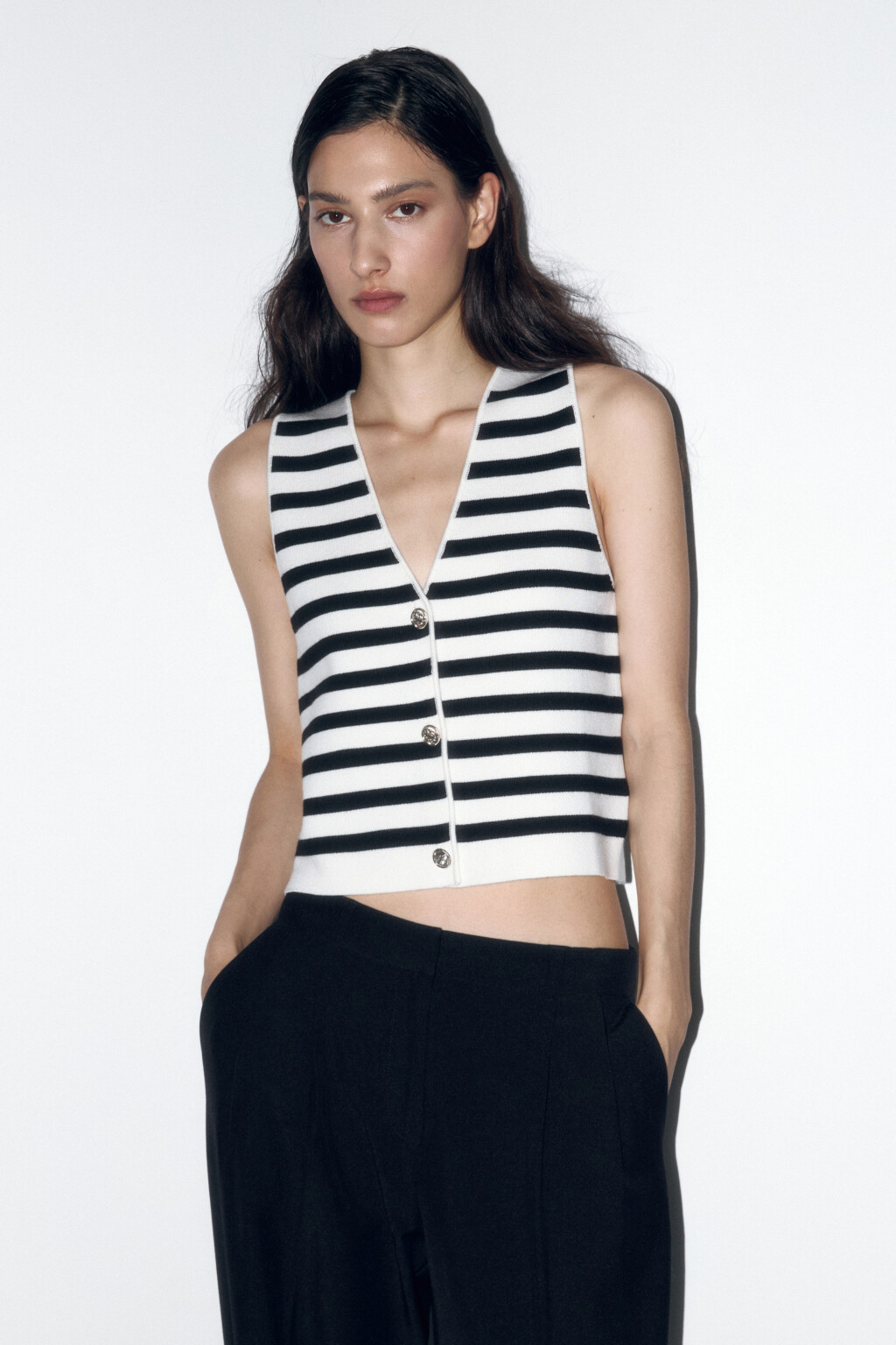 Жилет трикотажный укороченный на пуговицах - цвет белый - 1