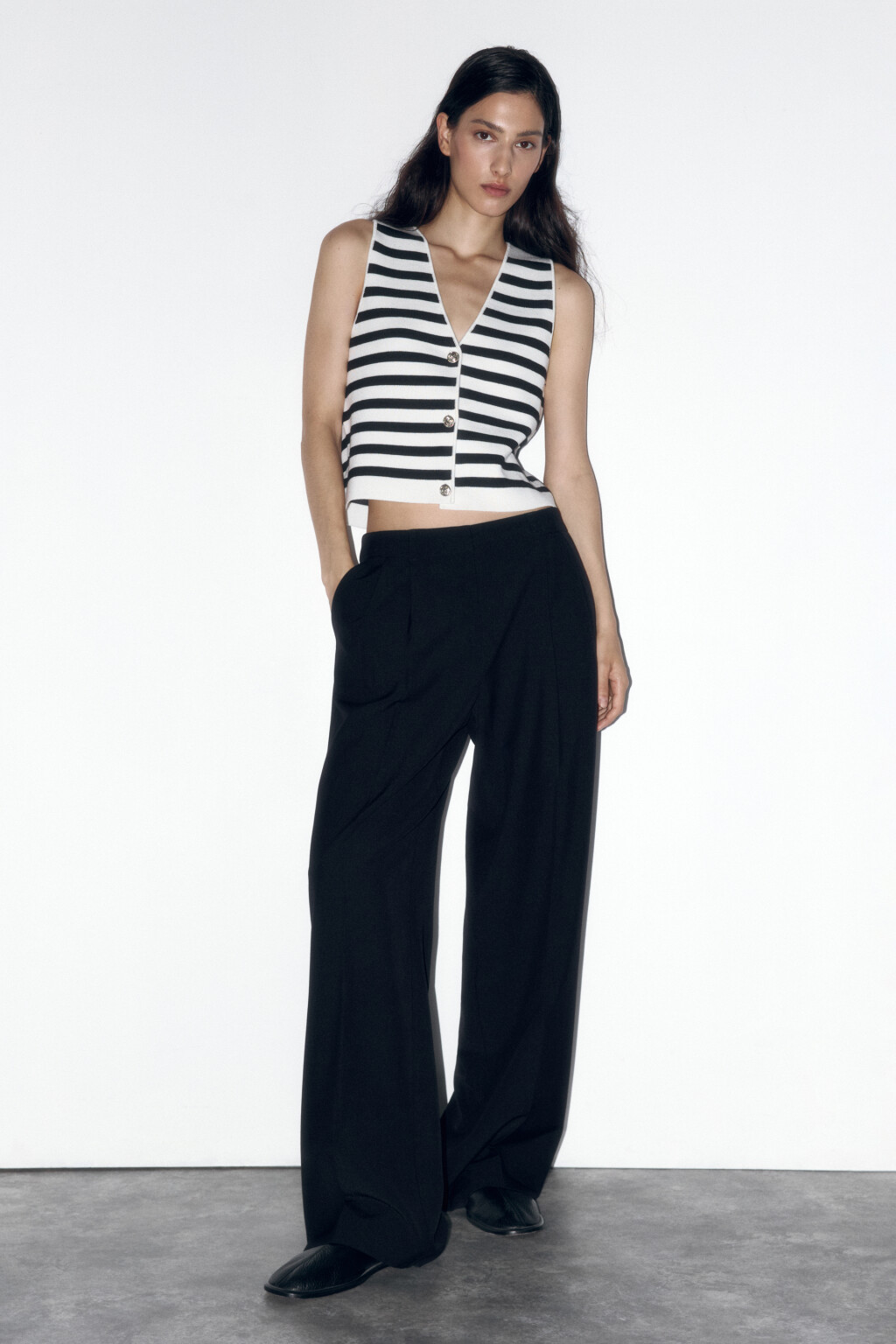 Жилет трикотажный укороченный на пуговицах - цвет белый - 5