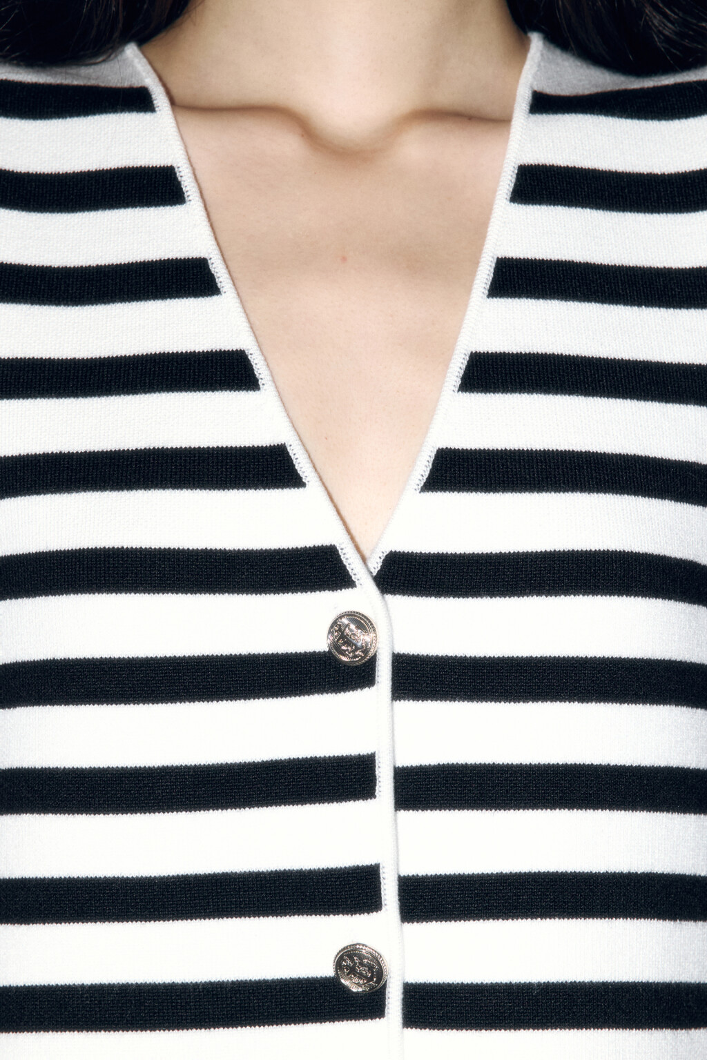 Жилет трикотажный укороченный на пуговицах - цвет белый - 6