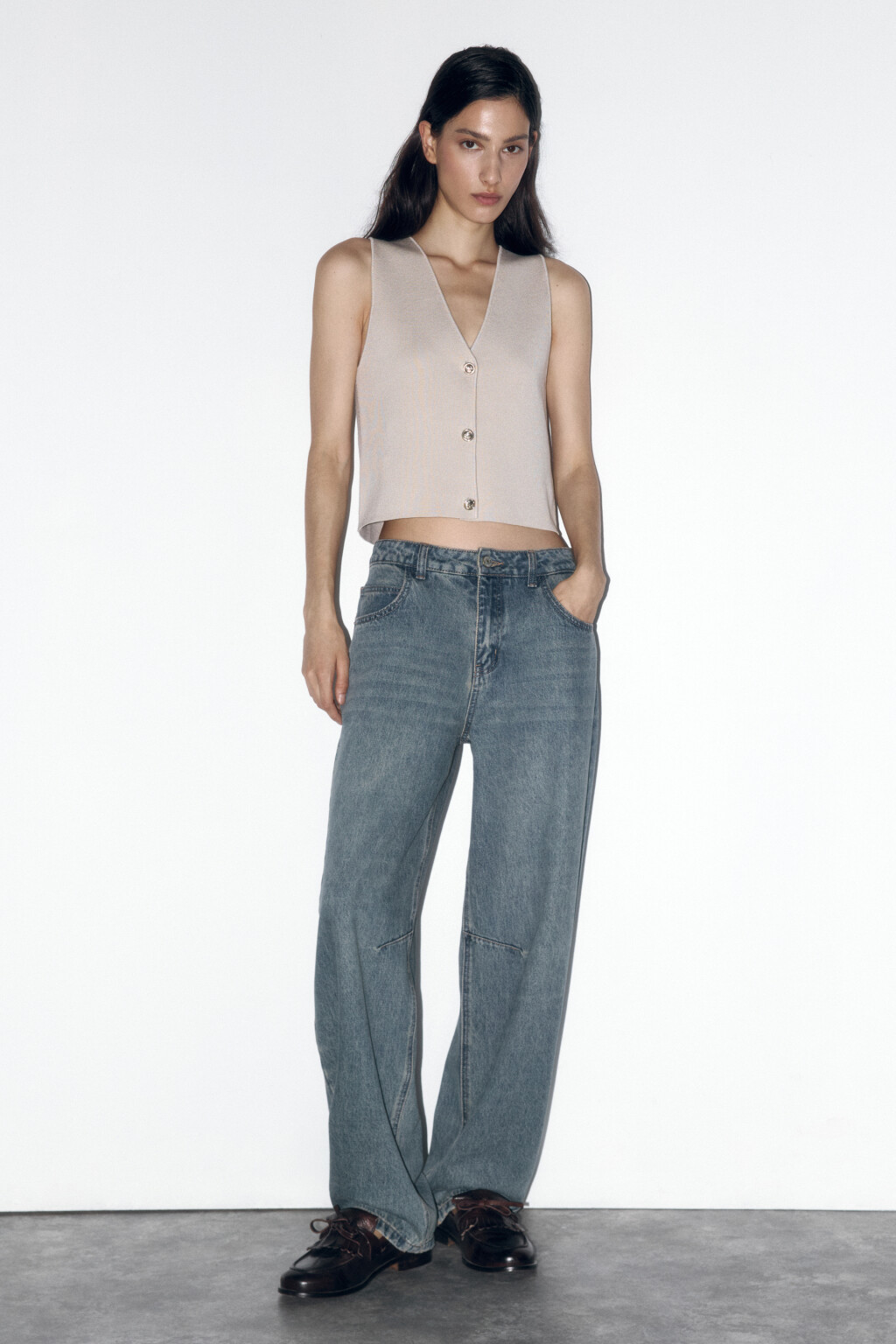 Жилет трикотажный укороченный на пуговицах - цвет бежевый - 6