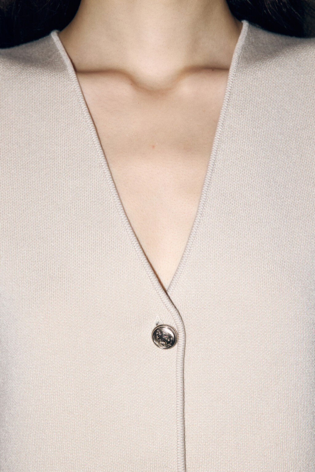 Жилет трикотажный укороченный на пуговицах - цвет бежевый - 7