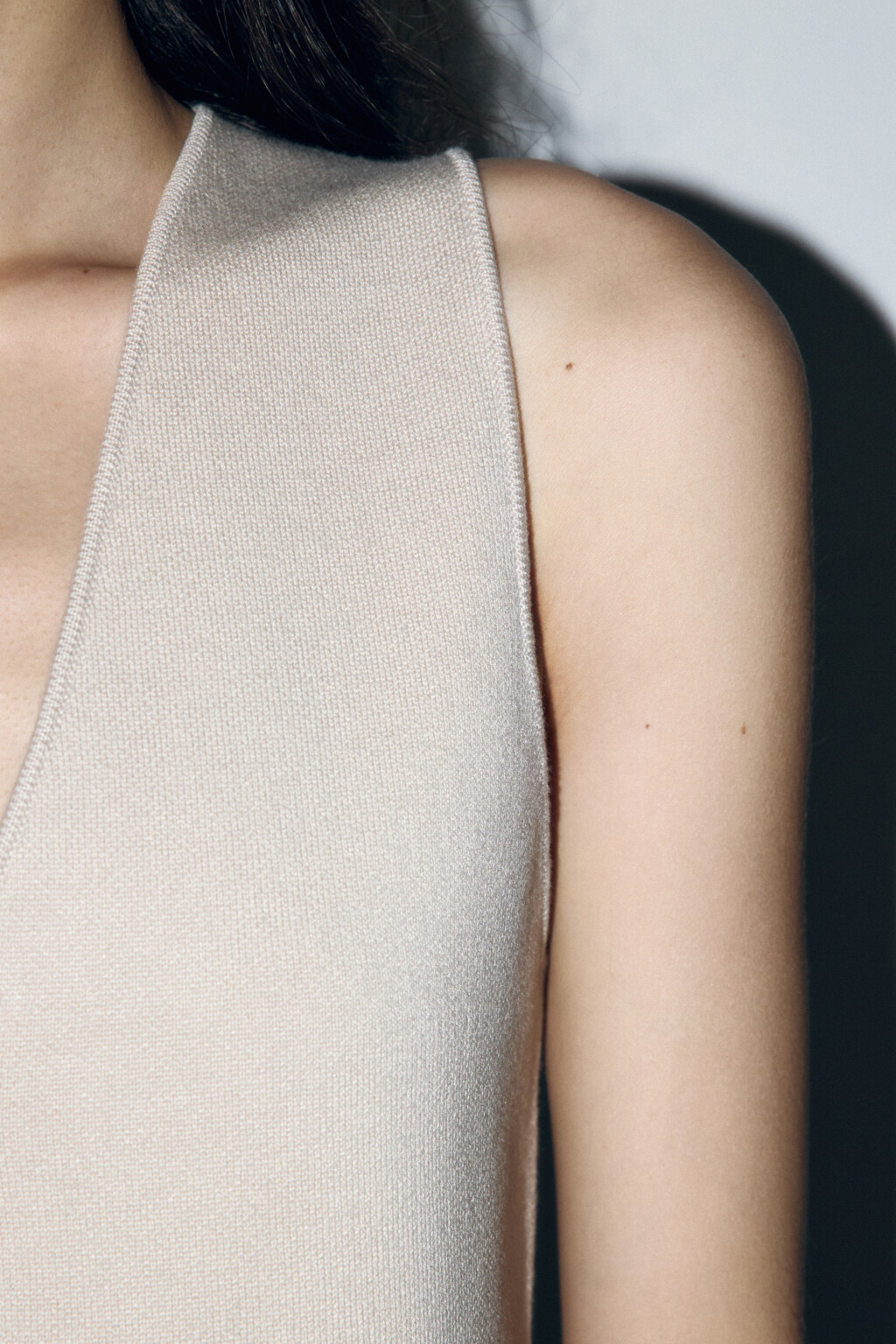 Жилет трикотажный укороченный на пуговицах - цвет бежевый - 8