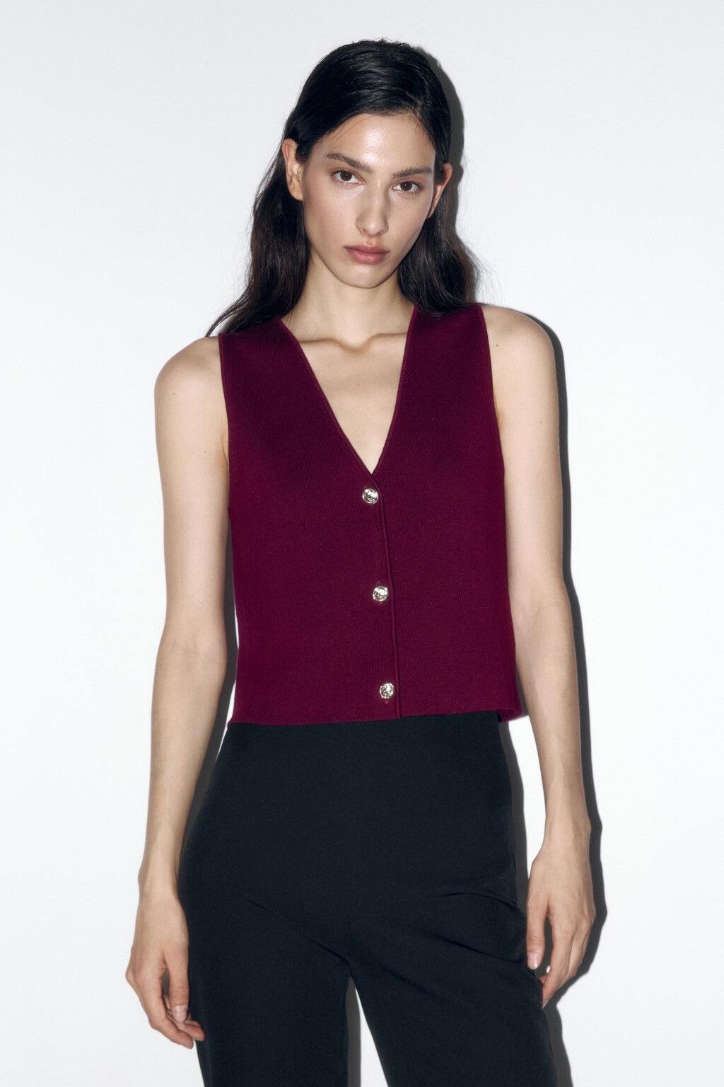 Жилет трикотажный укороченный на пуговицах - цвет бордовый - 2