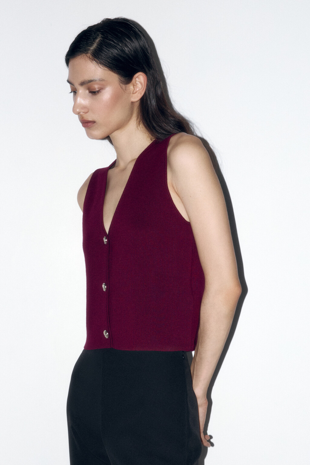 Жилет трикотажный укороченный на пуговицах - цвет бордовый - 3