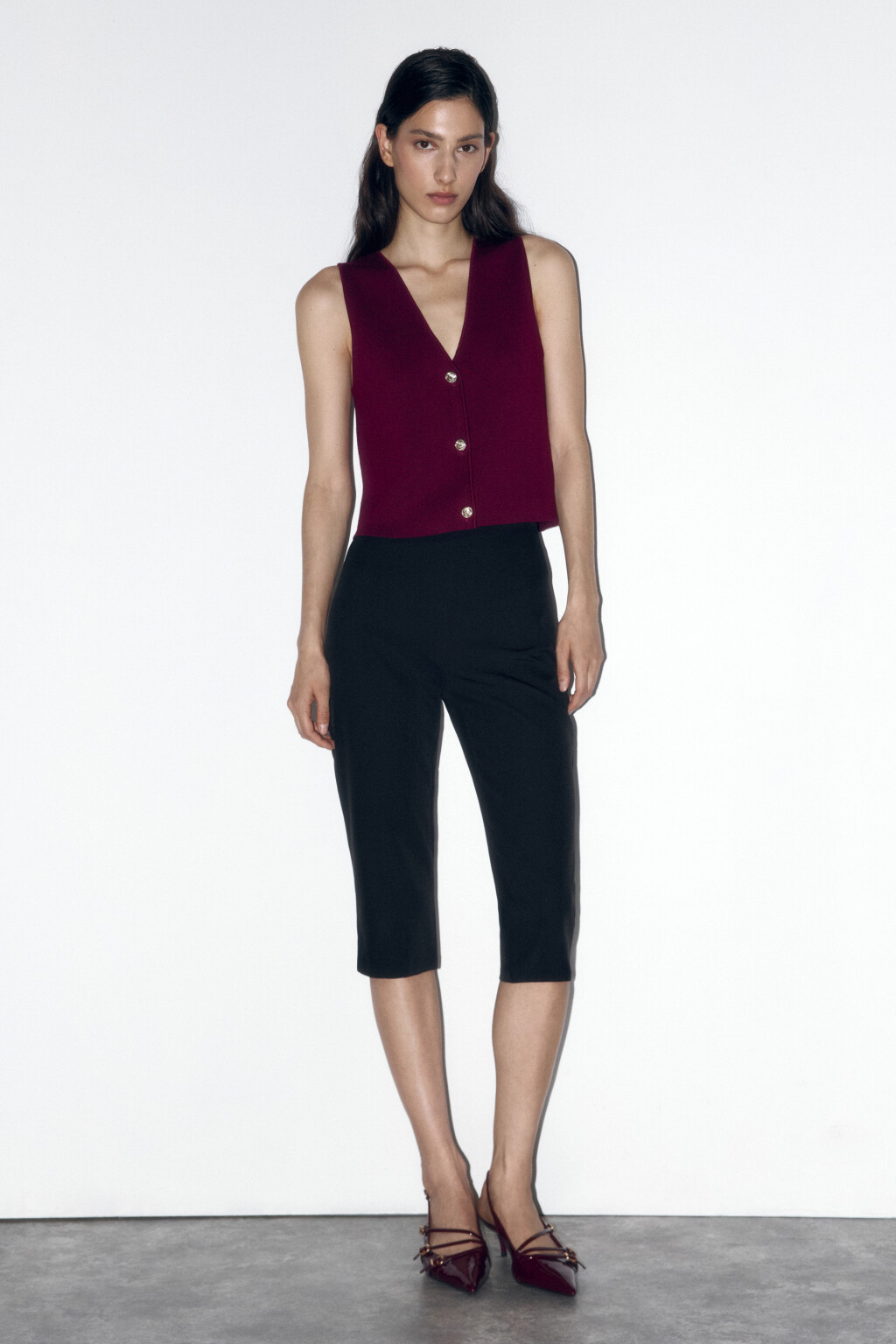 Жилет трикотажный укороченный на пуговицах - цвет бордовый - 4