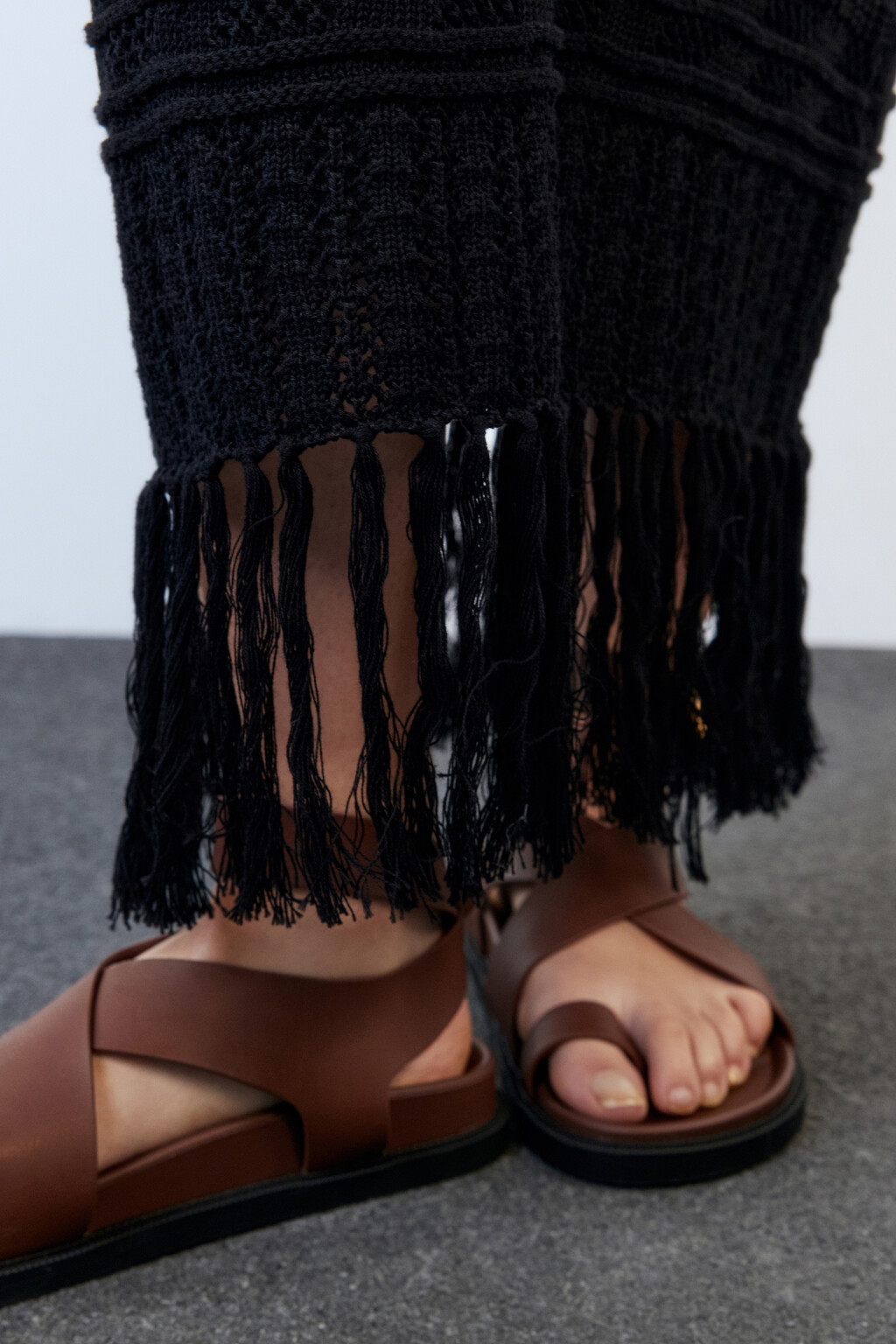 Юбка миди прямая вязаная с бахромой - цвет черный - 8