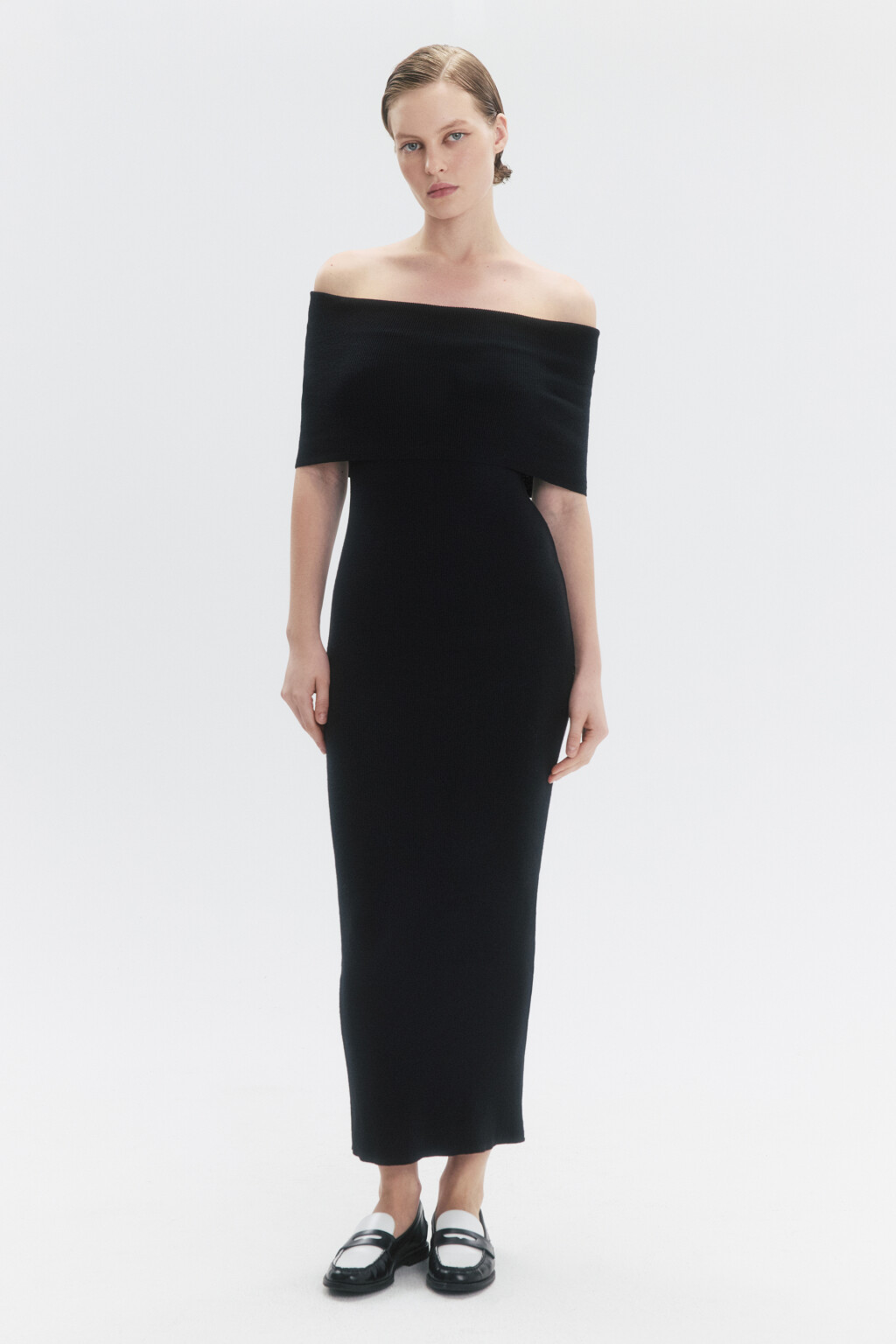 Платье миди облегающее с открытыми плечами - цвет черный - 2