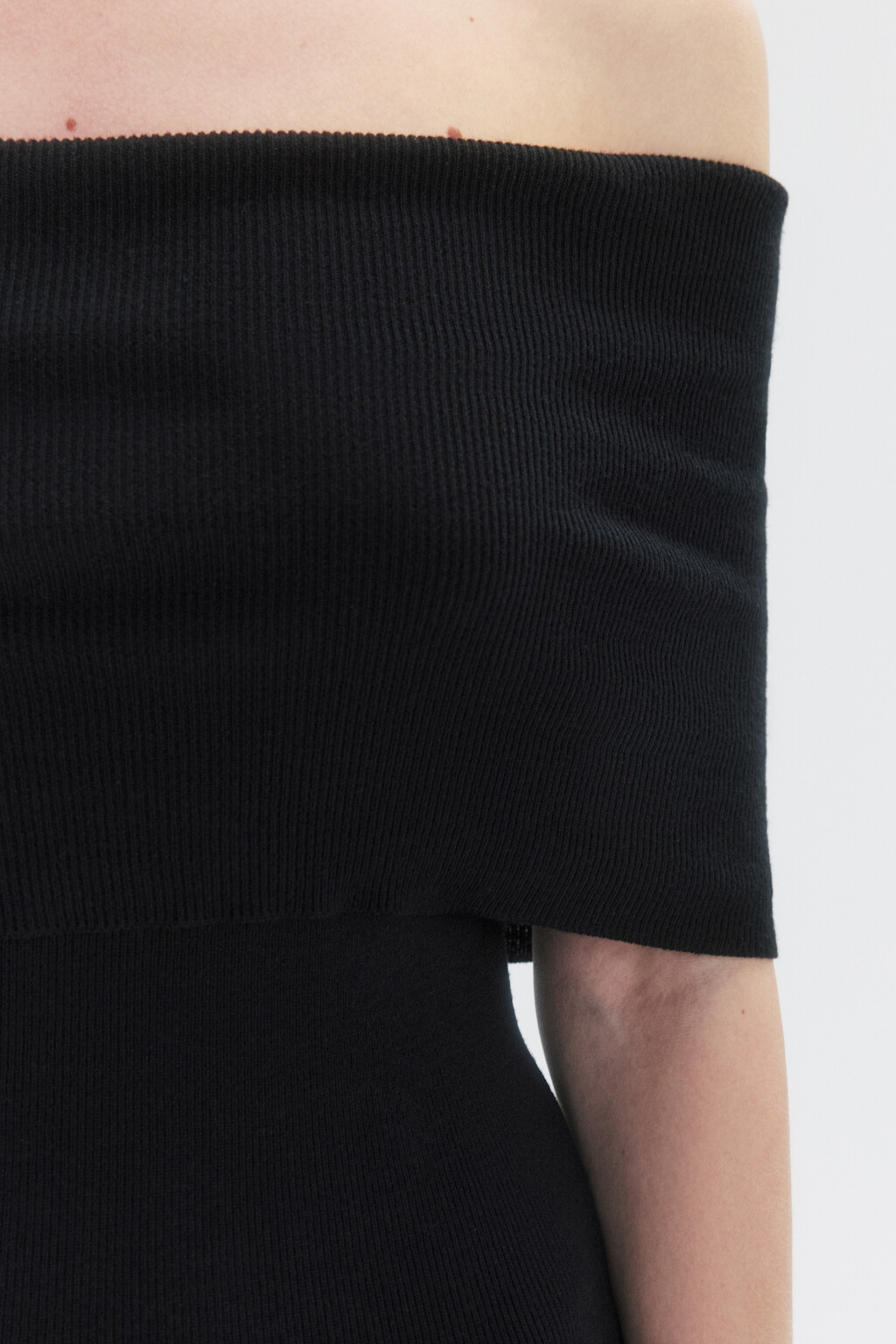 Платье миди облегающее с открытыми плечами - цвет черный - 6