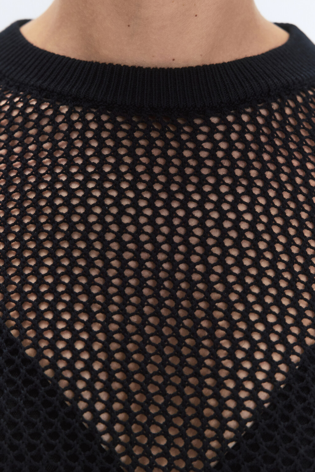 Джемпер полупрозрачный из ажурной ткани - цвет черный - 6
