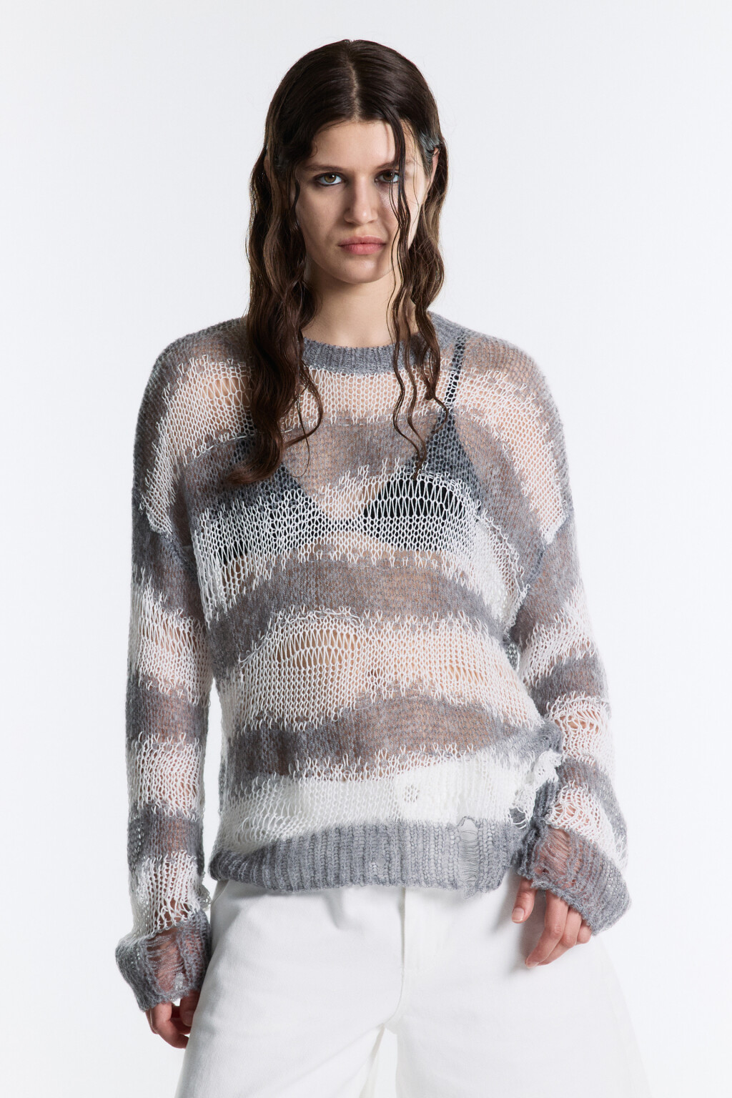 Джемпер тонкой вязки рваный в полоску - цвет серый - 2