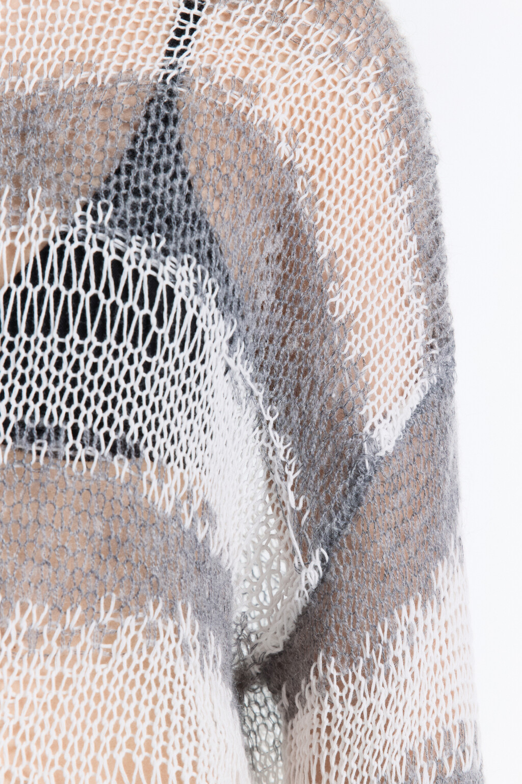 Джемпер тонкой вязки рваный в полоску - цвет серый - 6