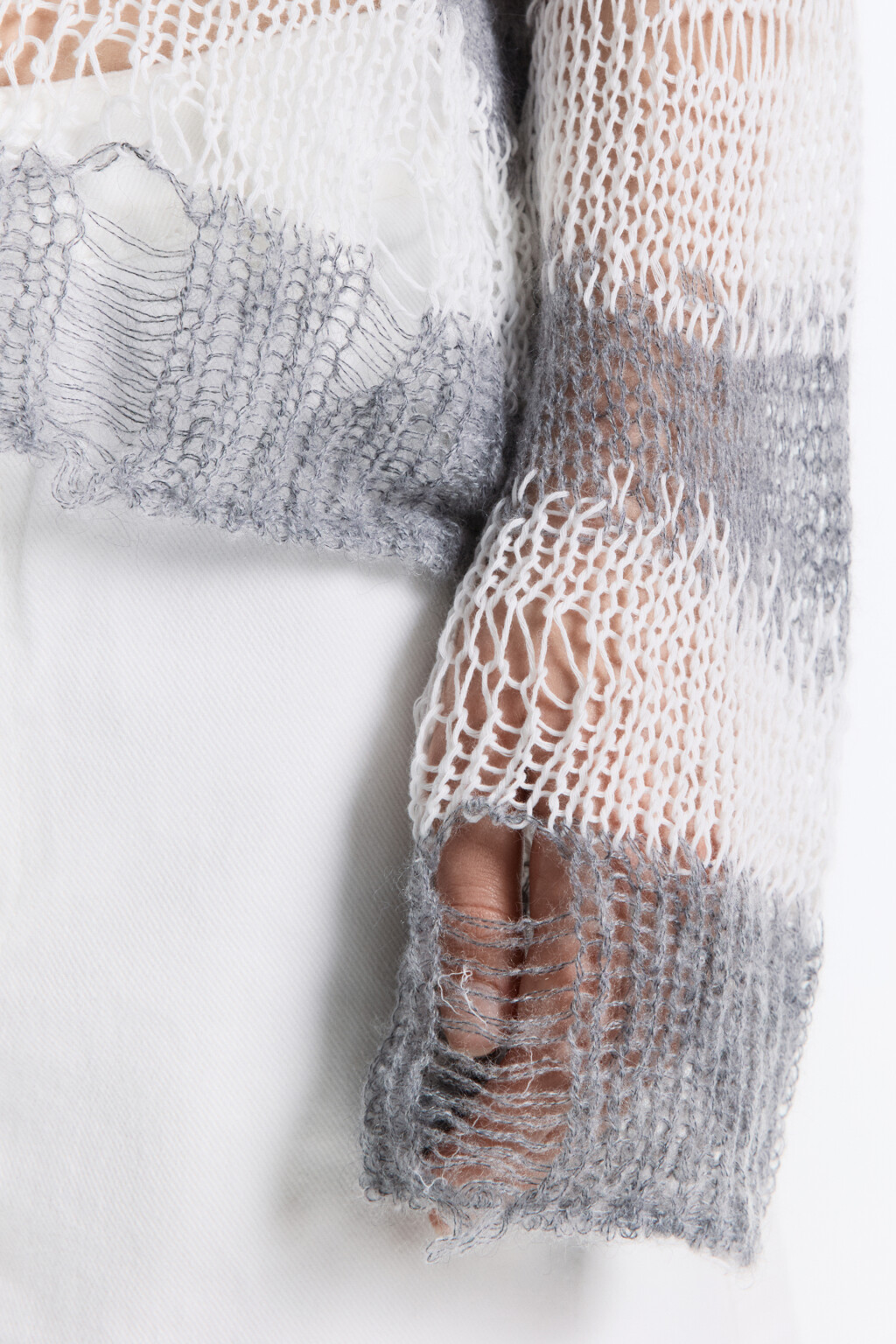 Джемпер тонкой вязки рваный в полоску - цвет серый - 7