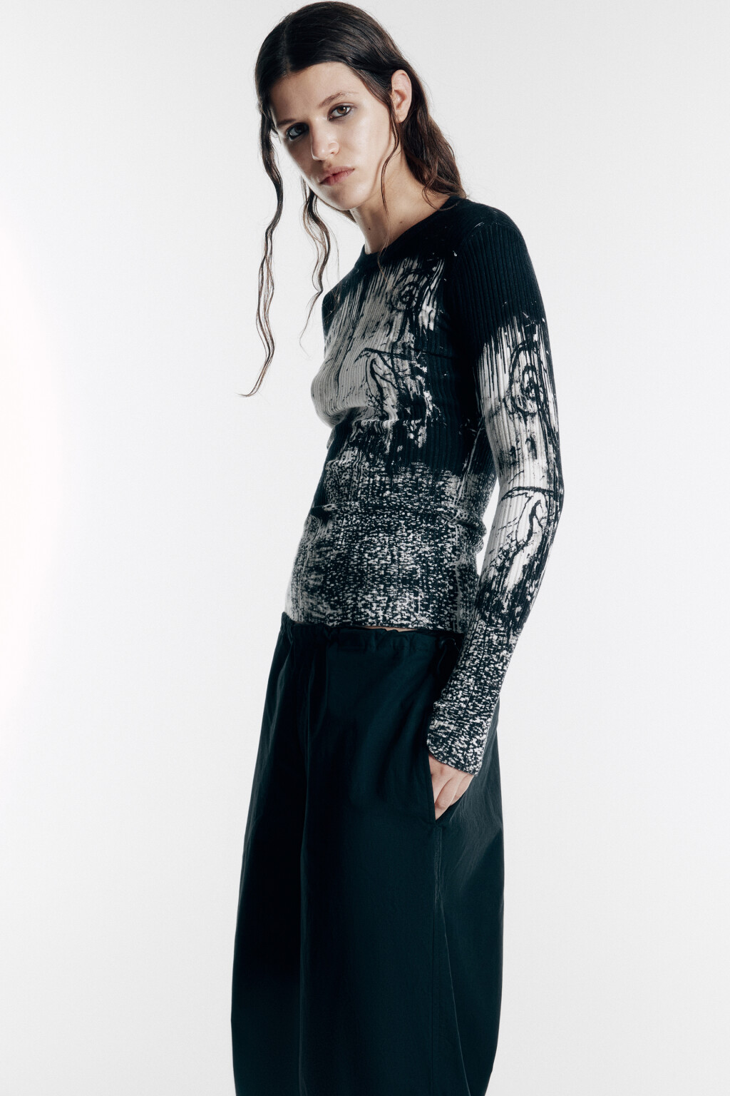 Джемпер тонкой вязки с гранж-принтом - цвет черный - 1