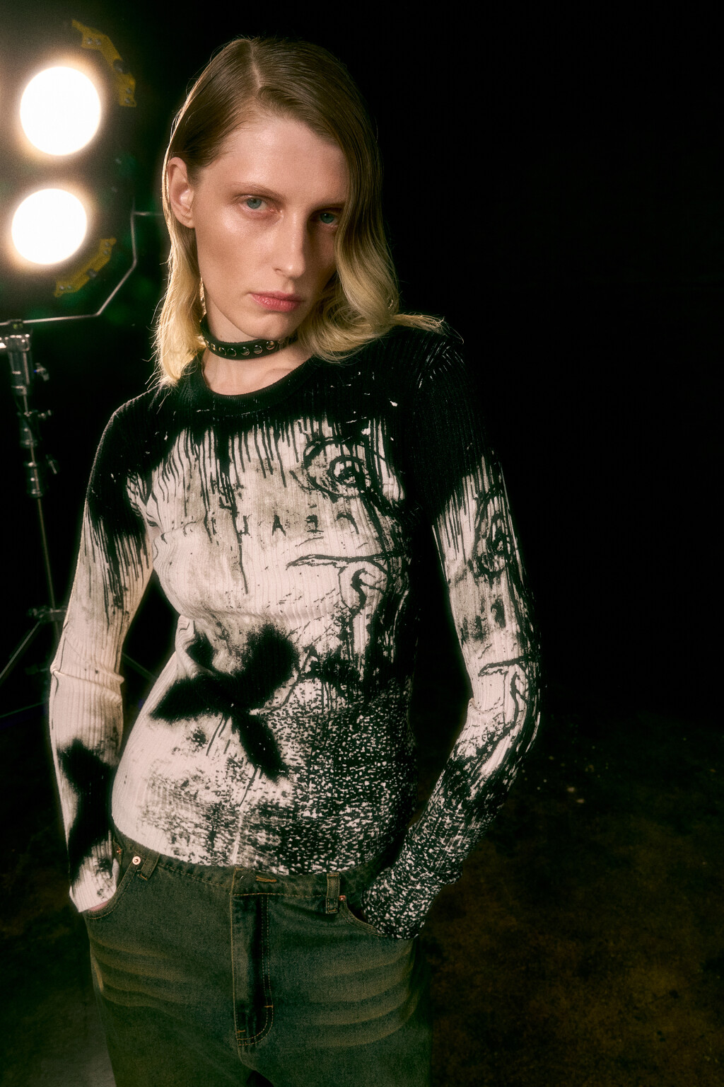 Джемпер тонкой вязки с гранж-принтом - цвет черный - 8