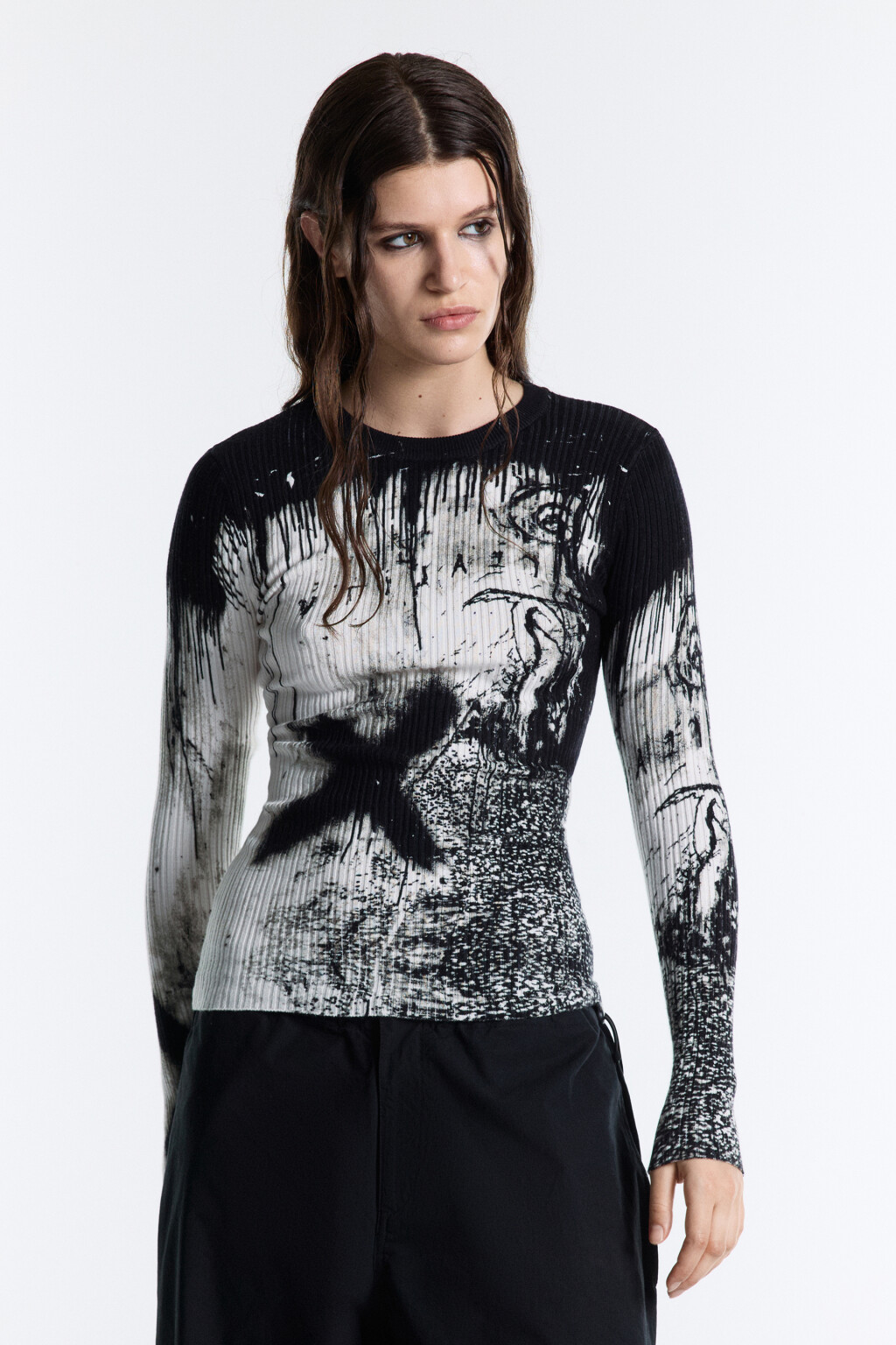 Джемпер тонкой вязки с гранж-принтом - цвет черный - 2