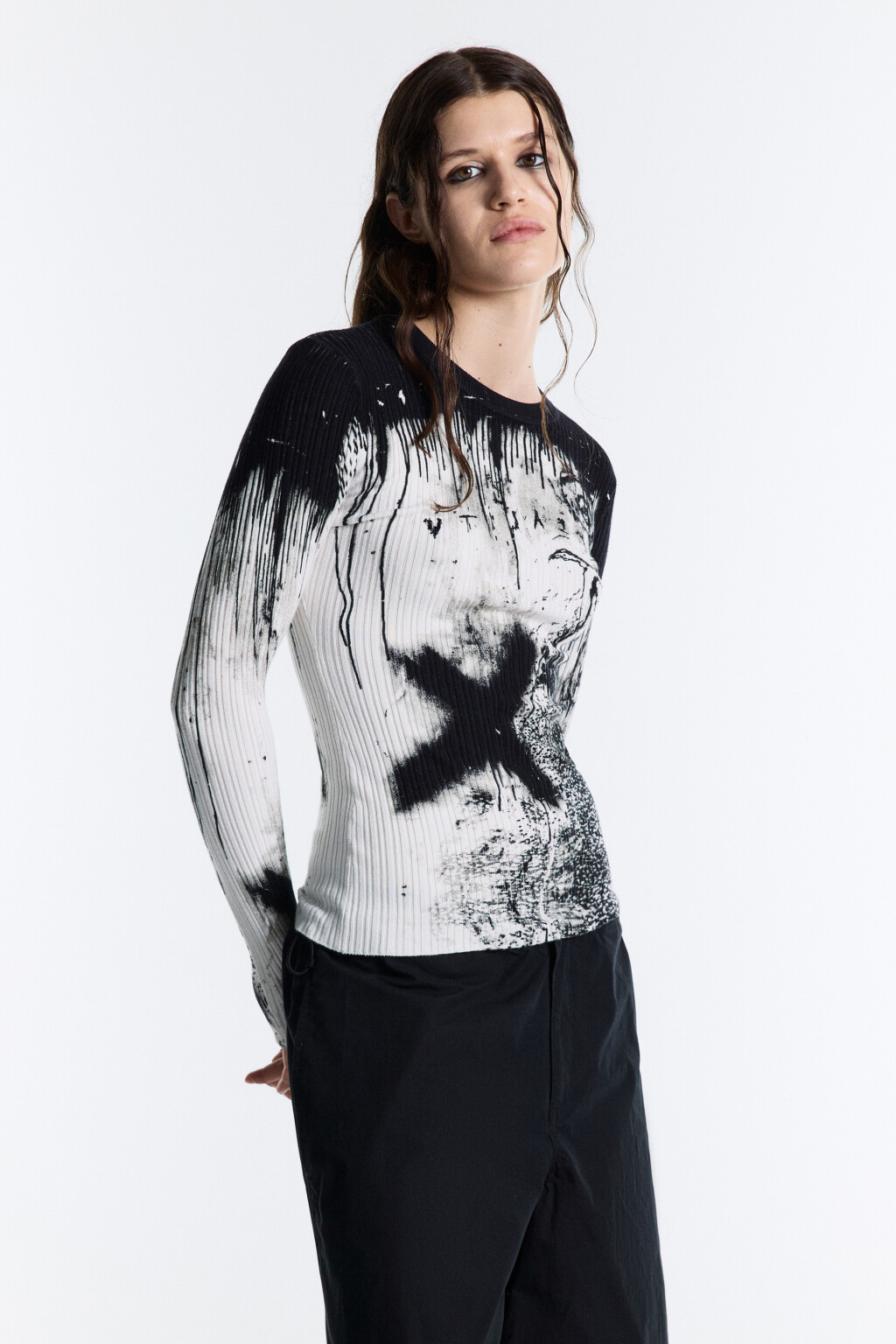 Джемпер тонкой вязки с гранж-принтом - цвет черный - 3