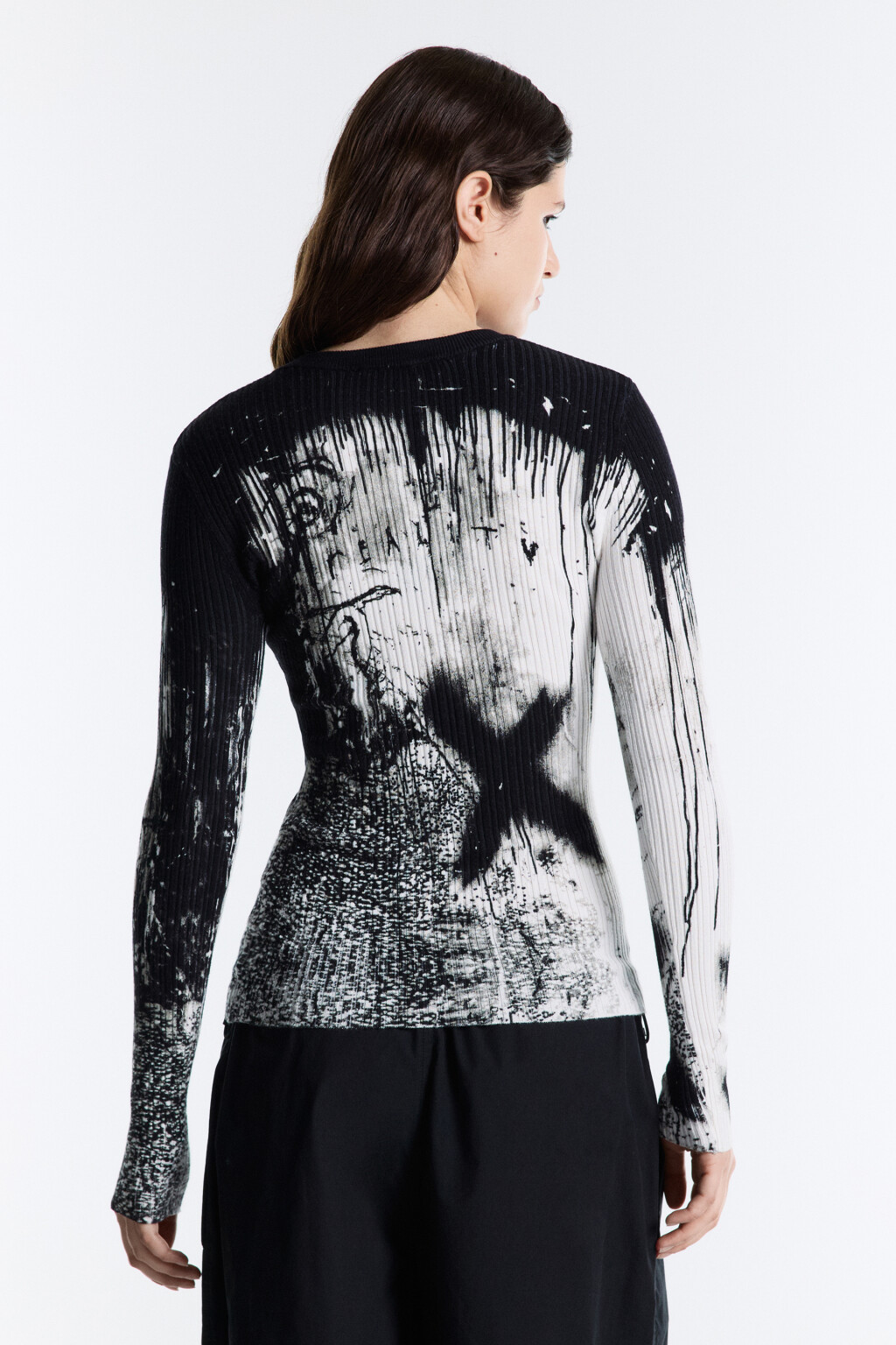 Джемпер тонкой вязки с гранж-принтом - цвет черный - 4