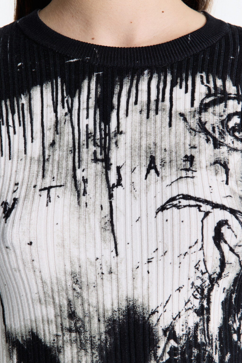 Джемпер тонкой вязки с гранж-принтом - цвет черный - 6