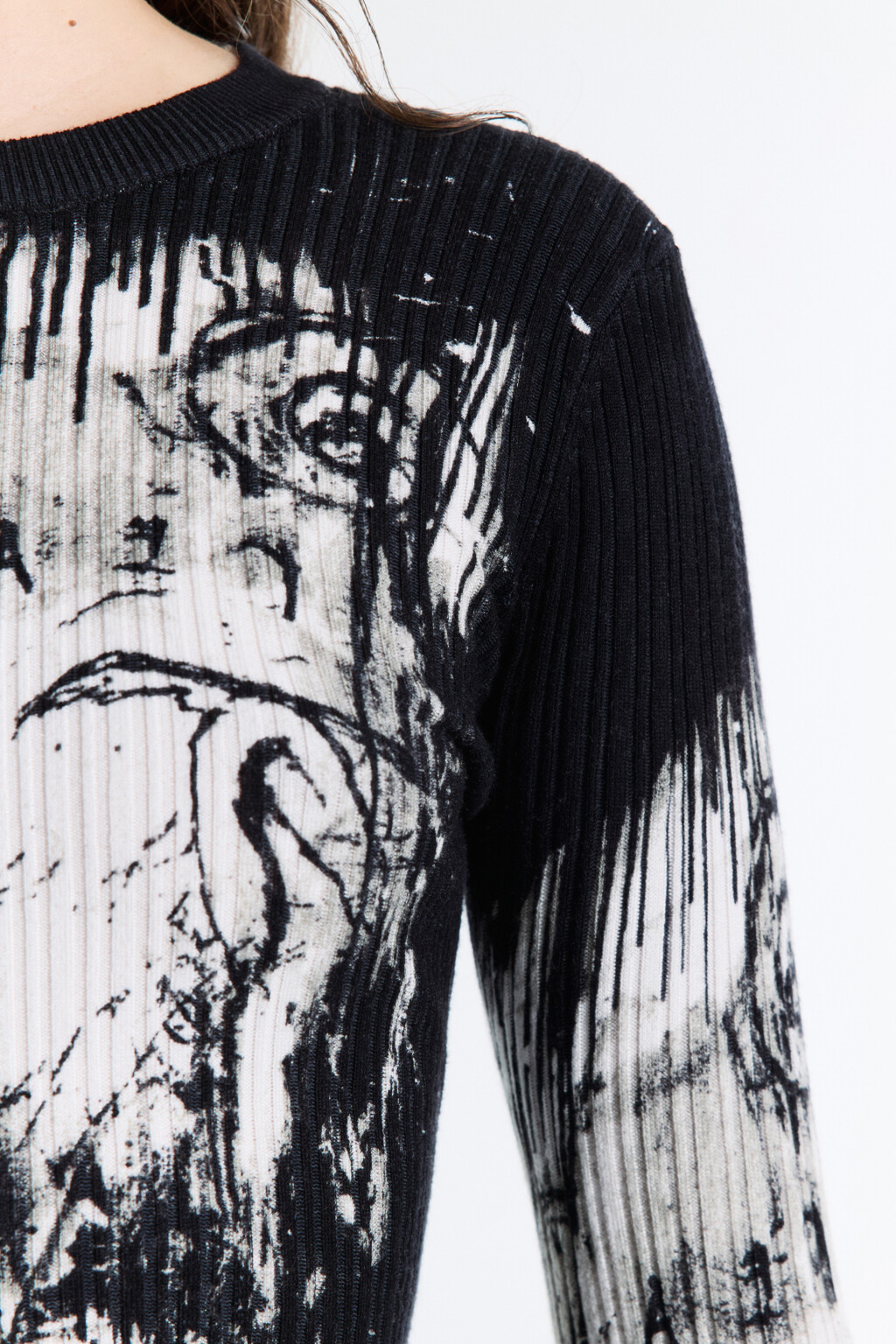 Джемпер тонкой вязки с гранж-принтом - цвет черный - 7