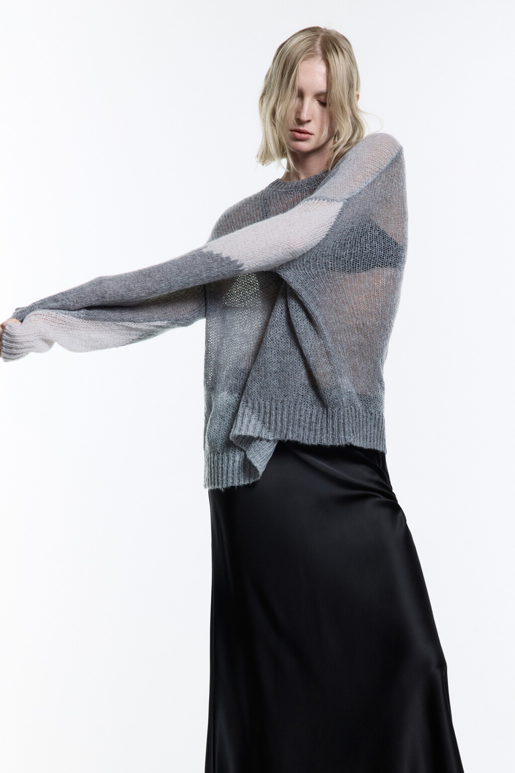 Джемпер тонкой вязки с абстрактным принтом - цвет серый - 1