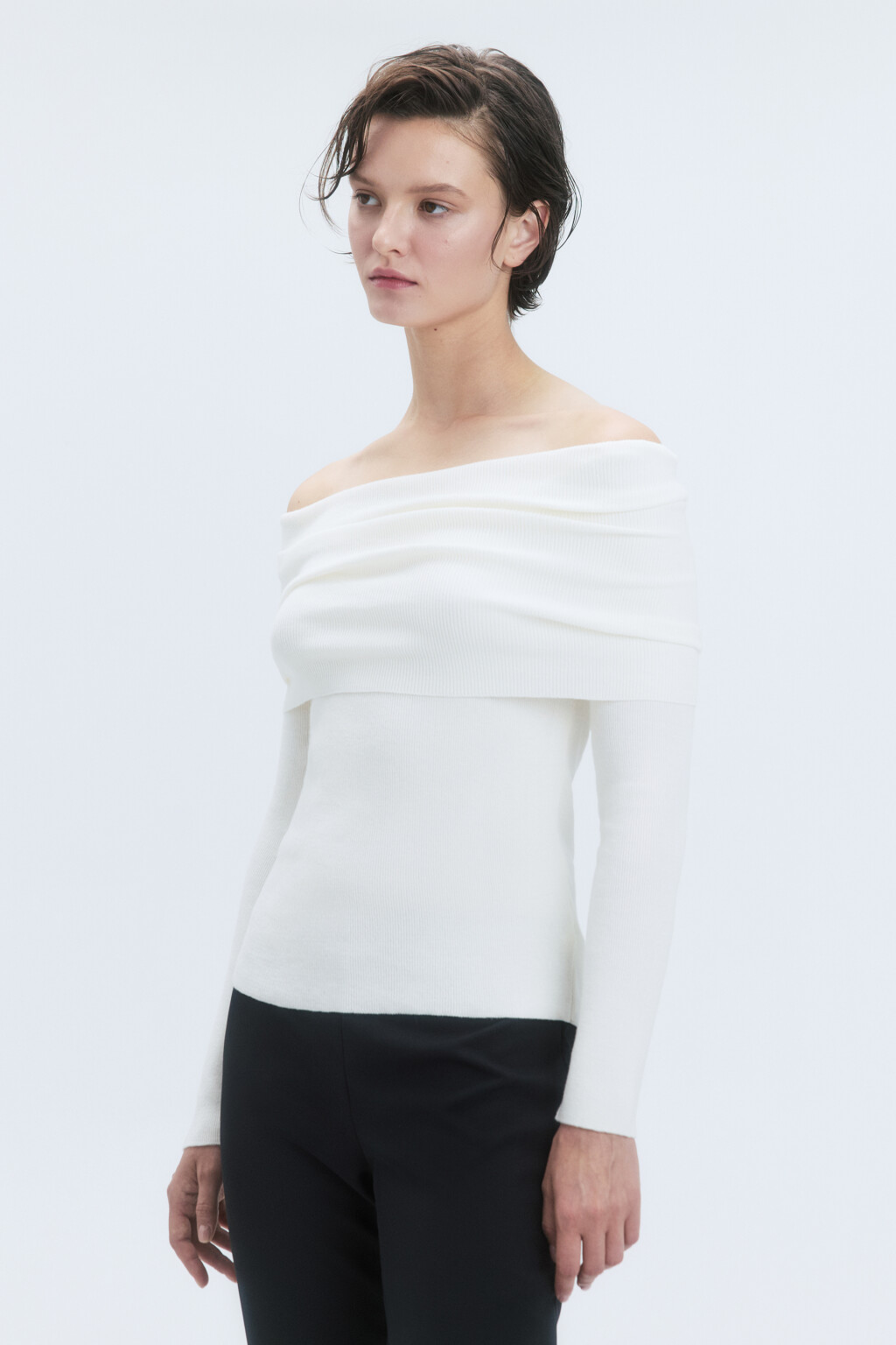 Джемпер off-shoulders тонкой вязки - цвет молочный - 4