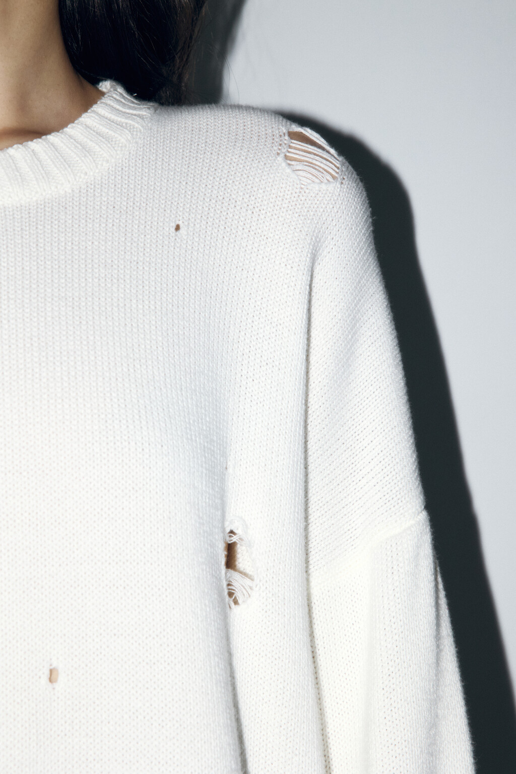 Джемпер толстой вязки рваный - цвет молочный - 7