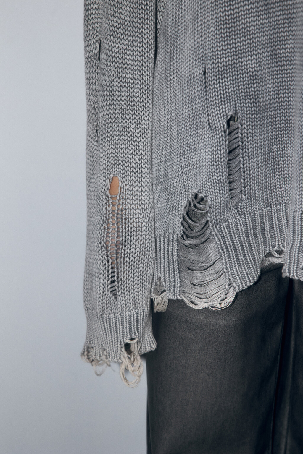 Джемпер вязаный рваный с вареным эффектом - цвет серый - 7