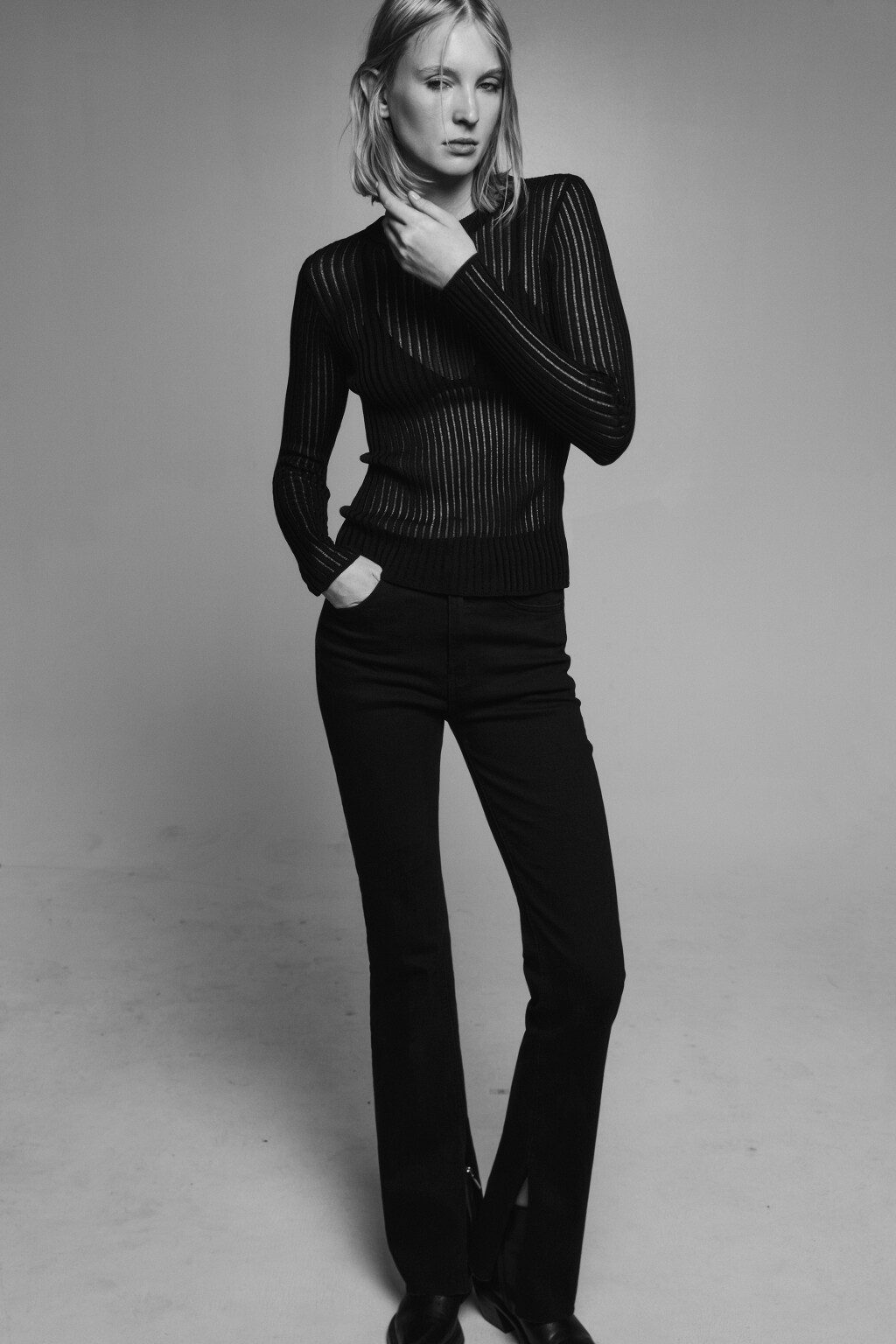 Джемпер облегающий ажурный - цвет черный - 1