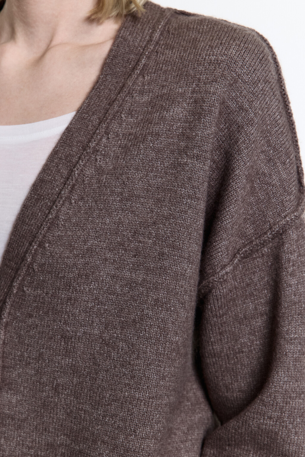 Кардиган вязаный на пуговицах с наружными швами - цвет бежевый - 8