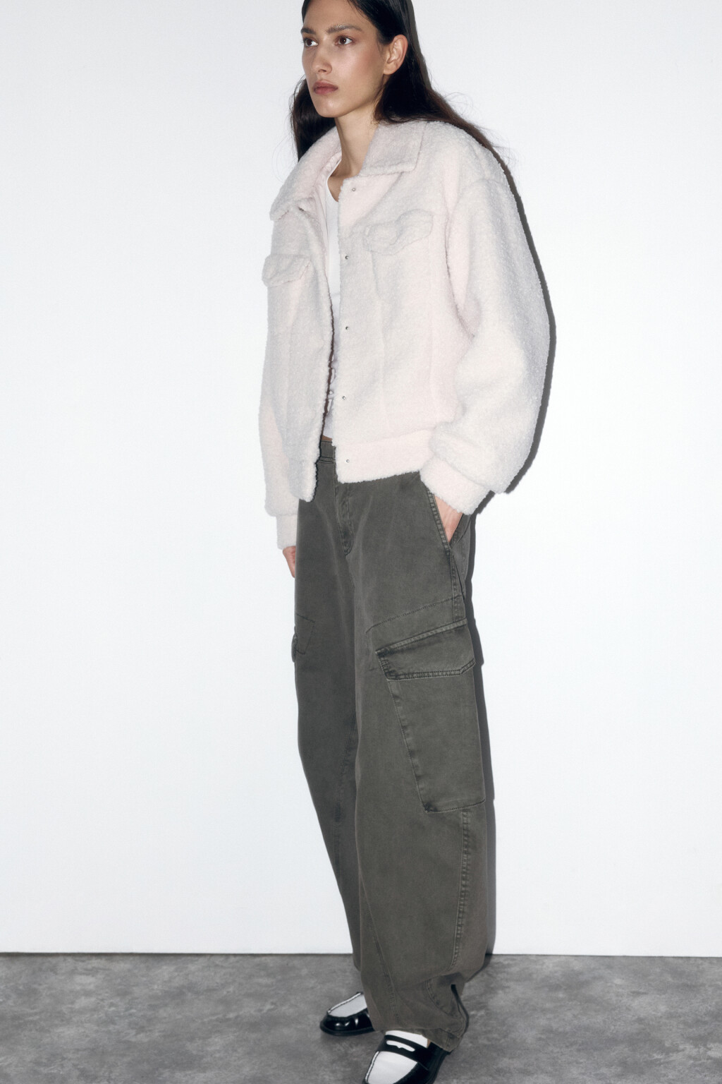 Куртка-бомбер укороченная из искусственного меха - цвет молочный - 5