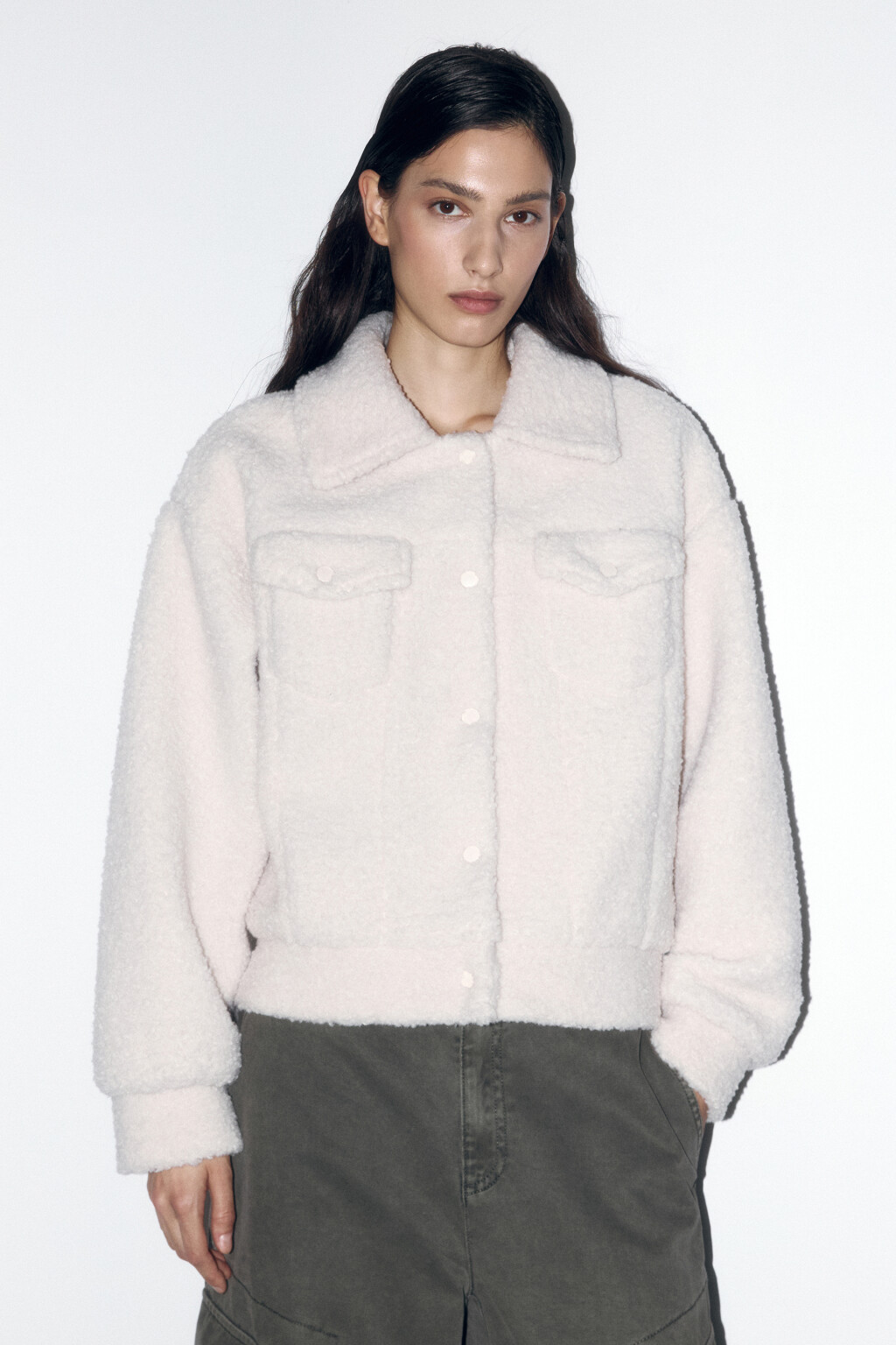 Куртка-бомбер укороченная из искусственного меха - цвет молочный - 2