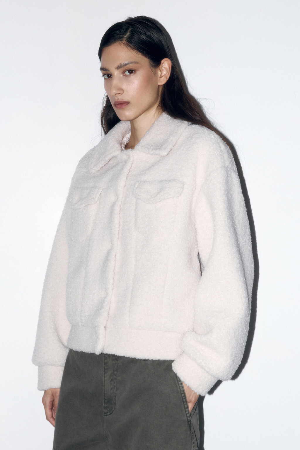Куртка-бомбер укороченная из искусственного меха - цвет молочный - 3