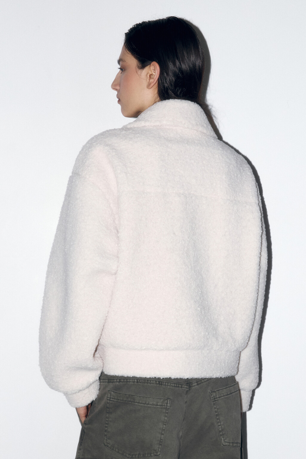 Куртка-бомбер укороченная из искусственного меха - цвет молочный - 4