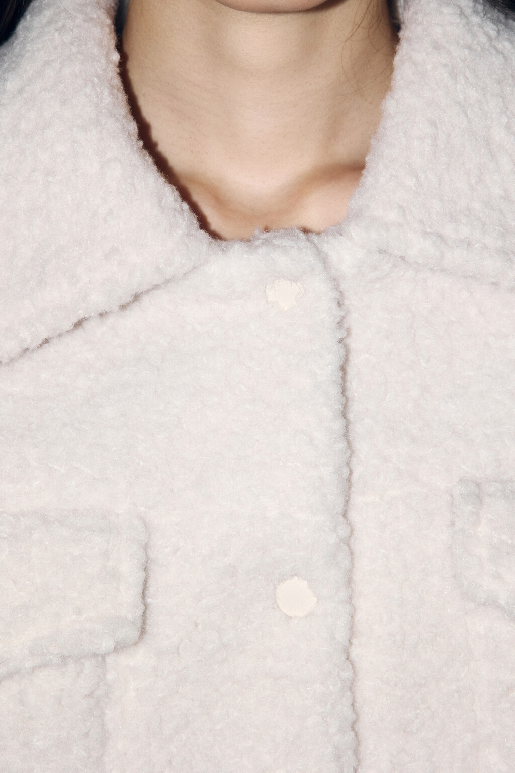 Куртка-бомбер укороченная из искусственного меха - цвет молочный - 6