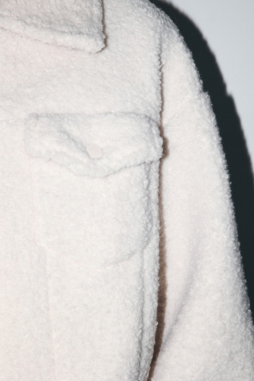 Куртка-бомбер укороченная из искусственного меха - цвет молочный - 7