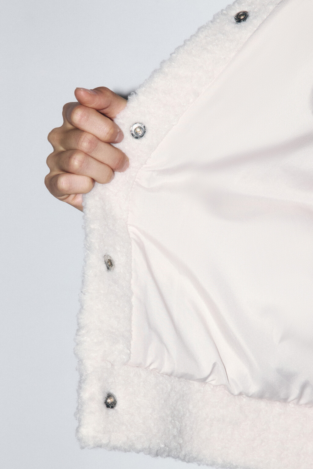 Куртка-бомбер укороченная из искусственного меха - цвет молочный - 8