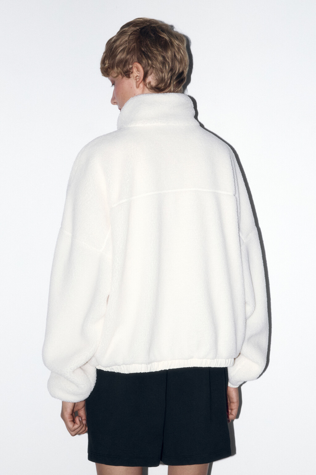 Куртка-бомбер с меховой фактурой - цвет молочный - 4