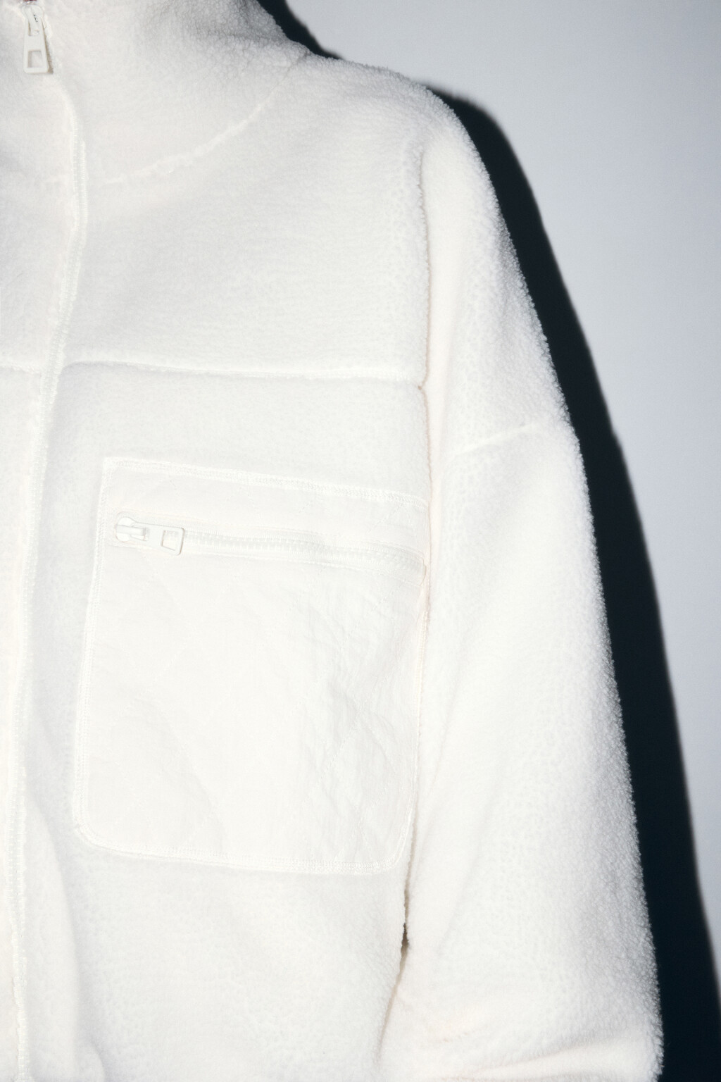 Куртка-бомбер с меховой фактурой - цвет молочный - 6